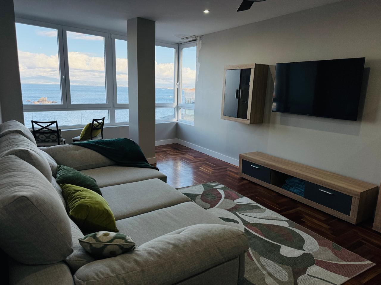 SE VENDE PISO EN EL MALECÓN CON VISTAS AL MAR Y A LA RÍA – 140 M², ÁTICO LUMINOSO