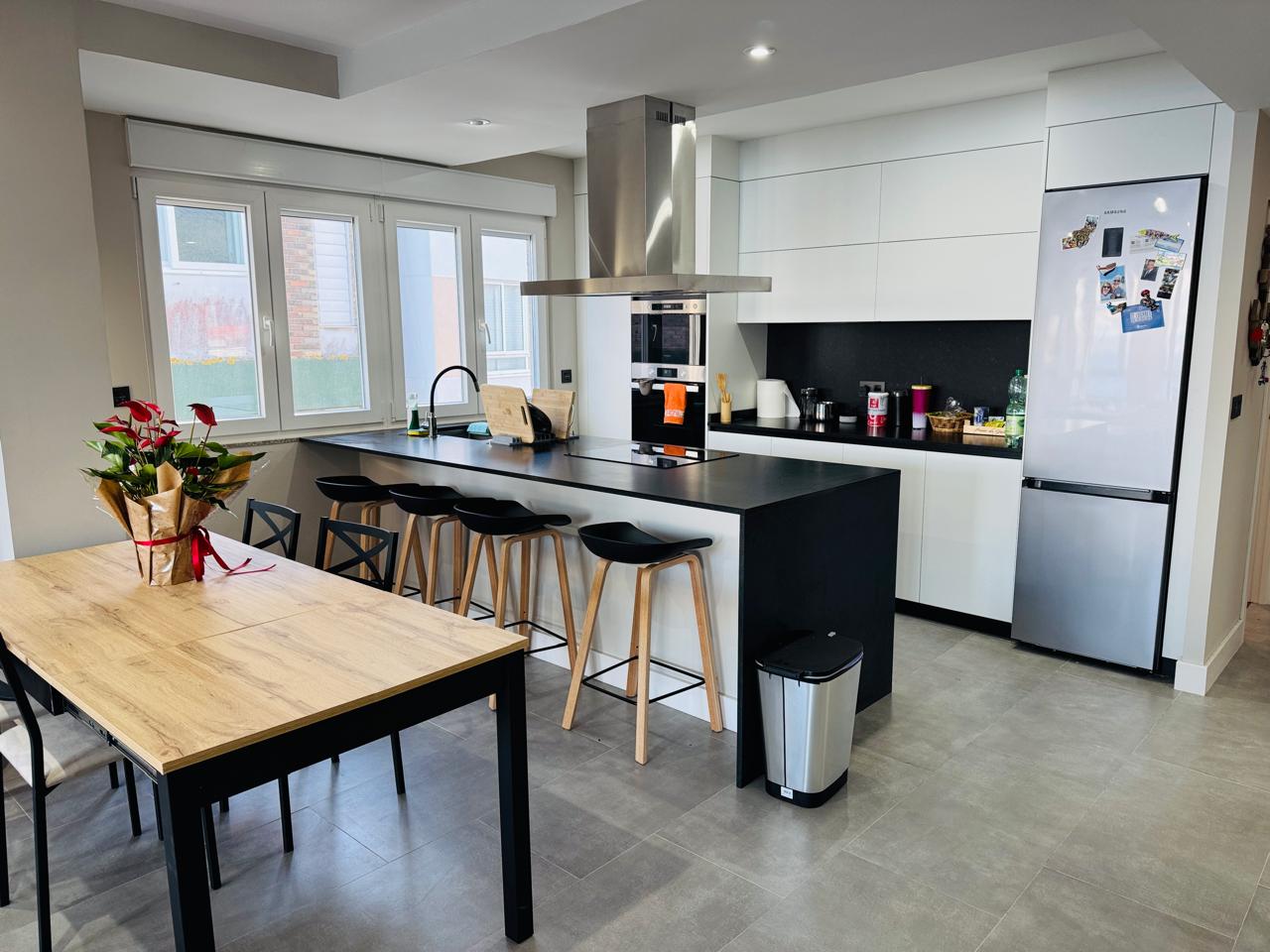 SE VENDE PISO EN EL MALECÓN CON VISTAS AL MAR Y A LA RÍA – 140 M², ÁTICO LUMINOSO