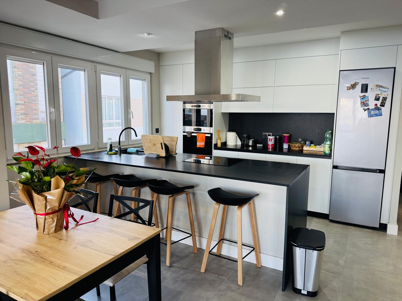 SE VENDE PISO EN EL MALECÓN CON VISTAS AL MAR Y A LA RÍA – 140 M², ÁTICO LUMINOSO