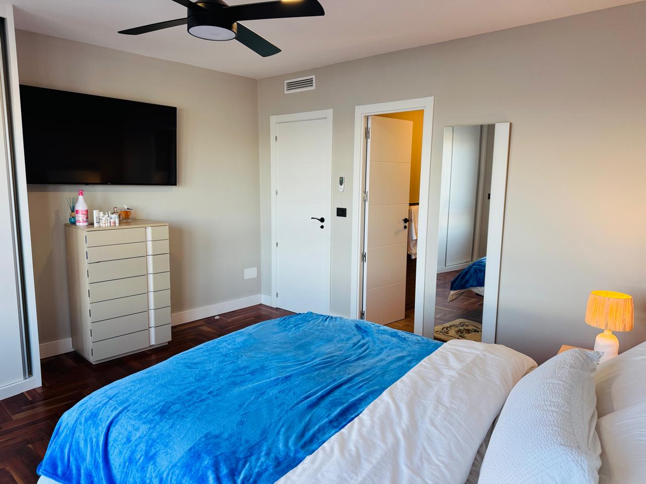 SE VENDE PISO EN EL MALECÓN CON VISTAS AL MAR Y A LA RÍA – 140 M², ÁTICO LUMINOSO