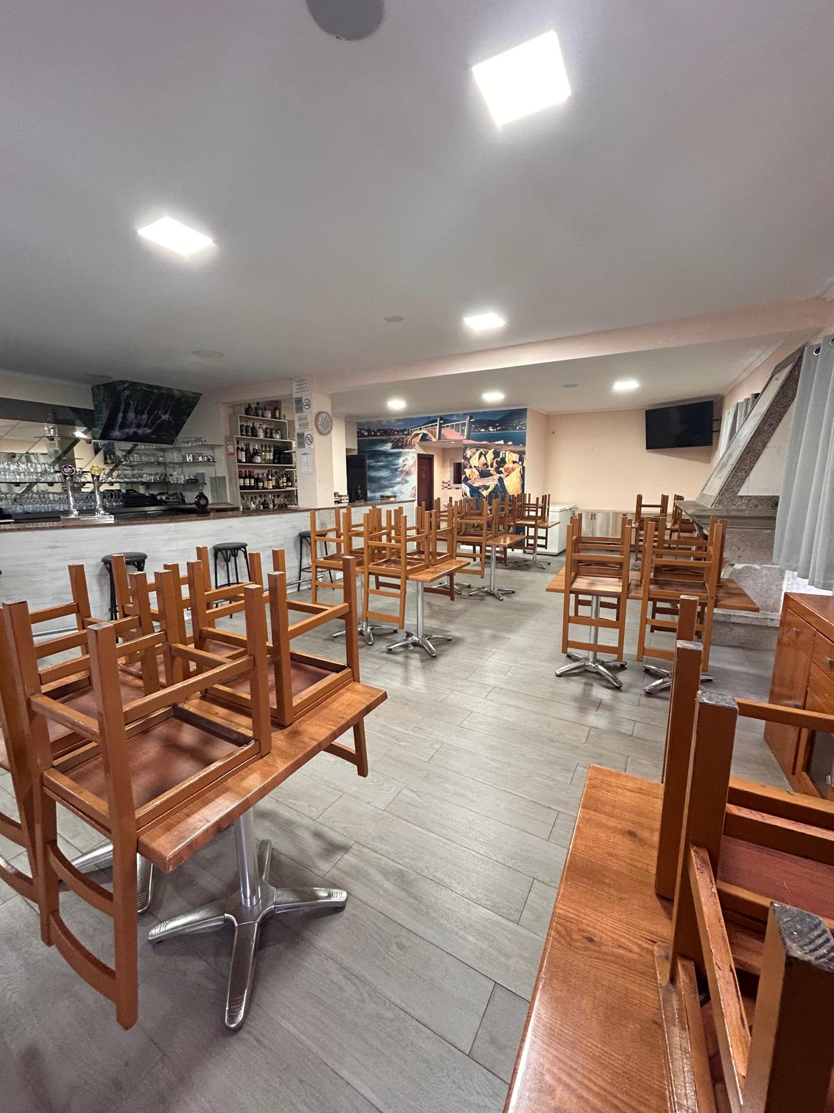 ¡OPORTUNIDAD! SE ALQUILA BAR-CAFETERÍA TOTALMENTE EQUIPADO CON COCINA EN AGUIÑO (RIBEIRA). PRECIO A CONSULTAR.
