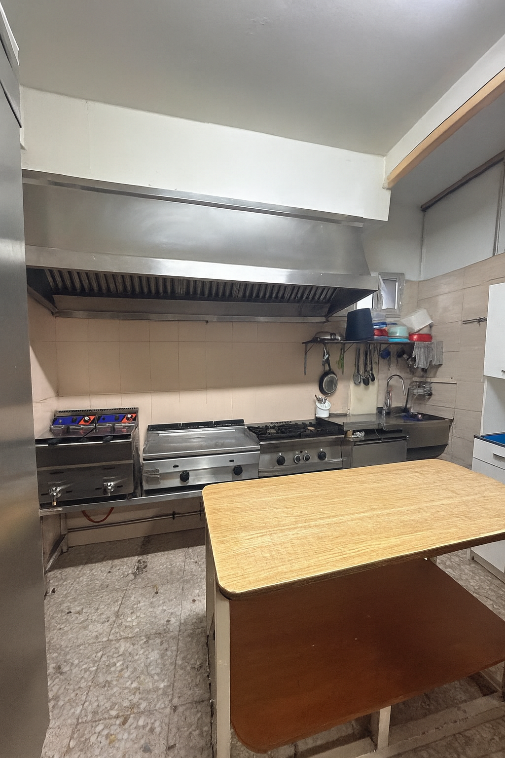 ¡OPORTUNIDAD! SE ALQUILA BAR-CAFETERÍA TOTALMENTE EQUIPADO CON COCINA EN AGUIÑO (RIBEIRA). PRECIO A CONSULTAR.