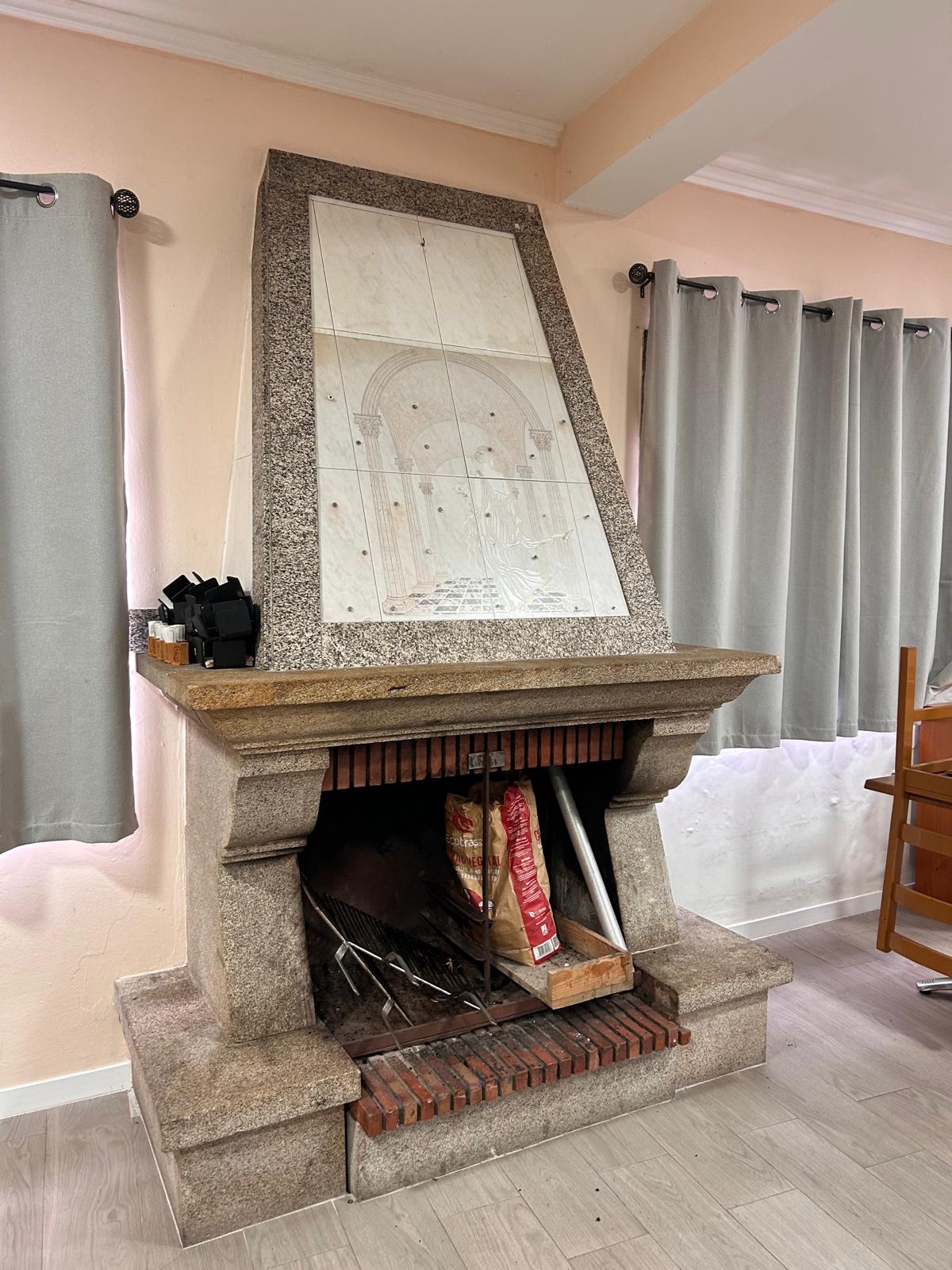 ¡OPORTUNIDAD! SE ALQUILA BAR-CAFETERÍA TOTALMENTE EQUIPADO CON COCINA EN AGUIÑO (RIBEIRA). PRECIO A CONSULTAR.