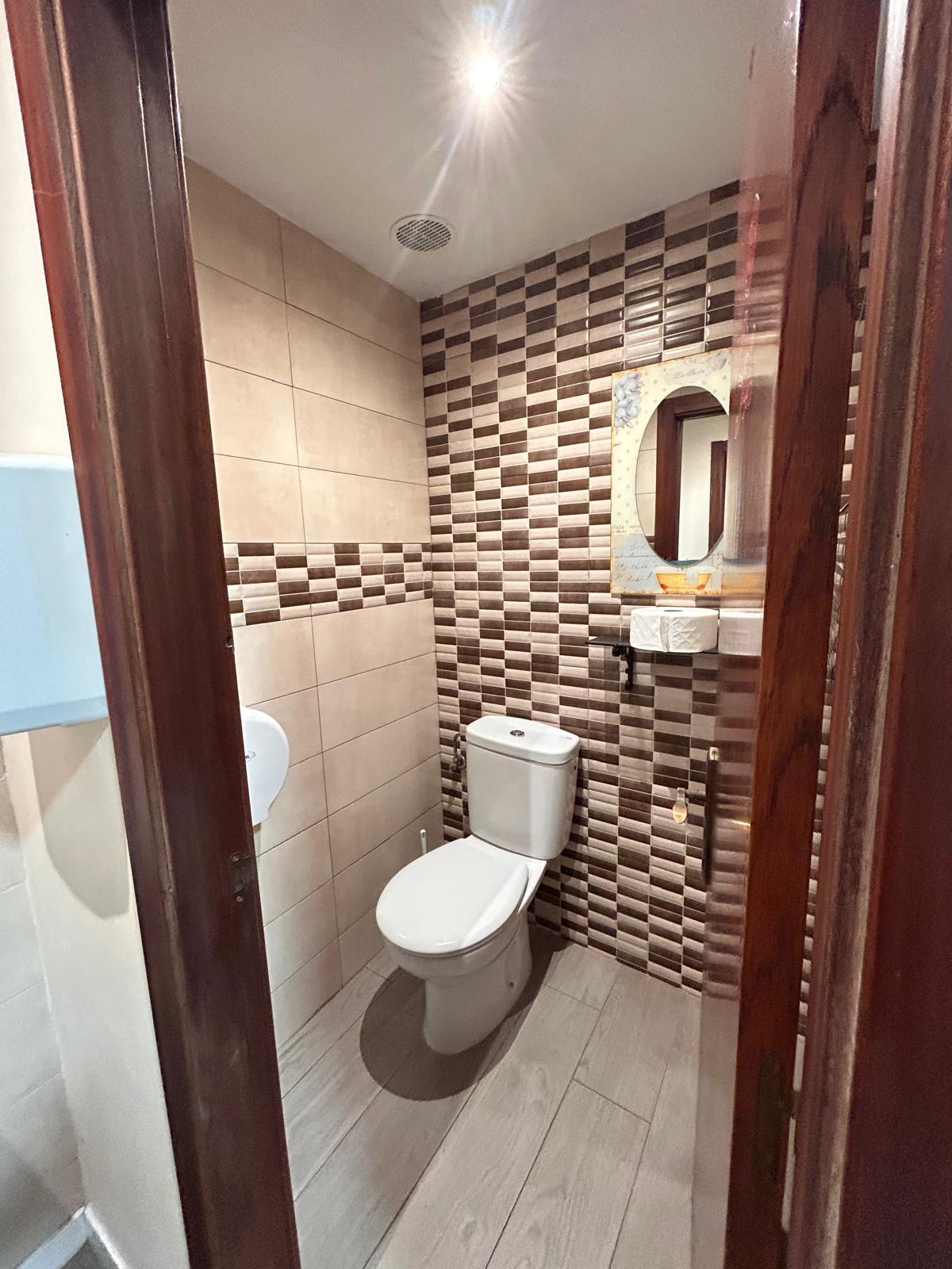 ¡OPORTUNIDAD! SE ALQUILA BAR-CAFETERÍA TOTALMENTE EQUIPADO CON COCINA EN AGUIÑO (RIBEIRA). PRECIO A CONSULTAR.