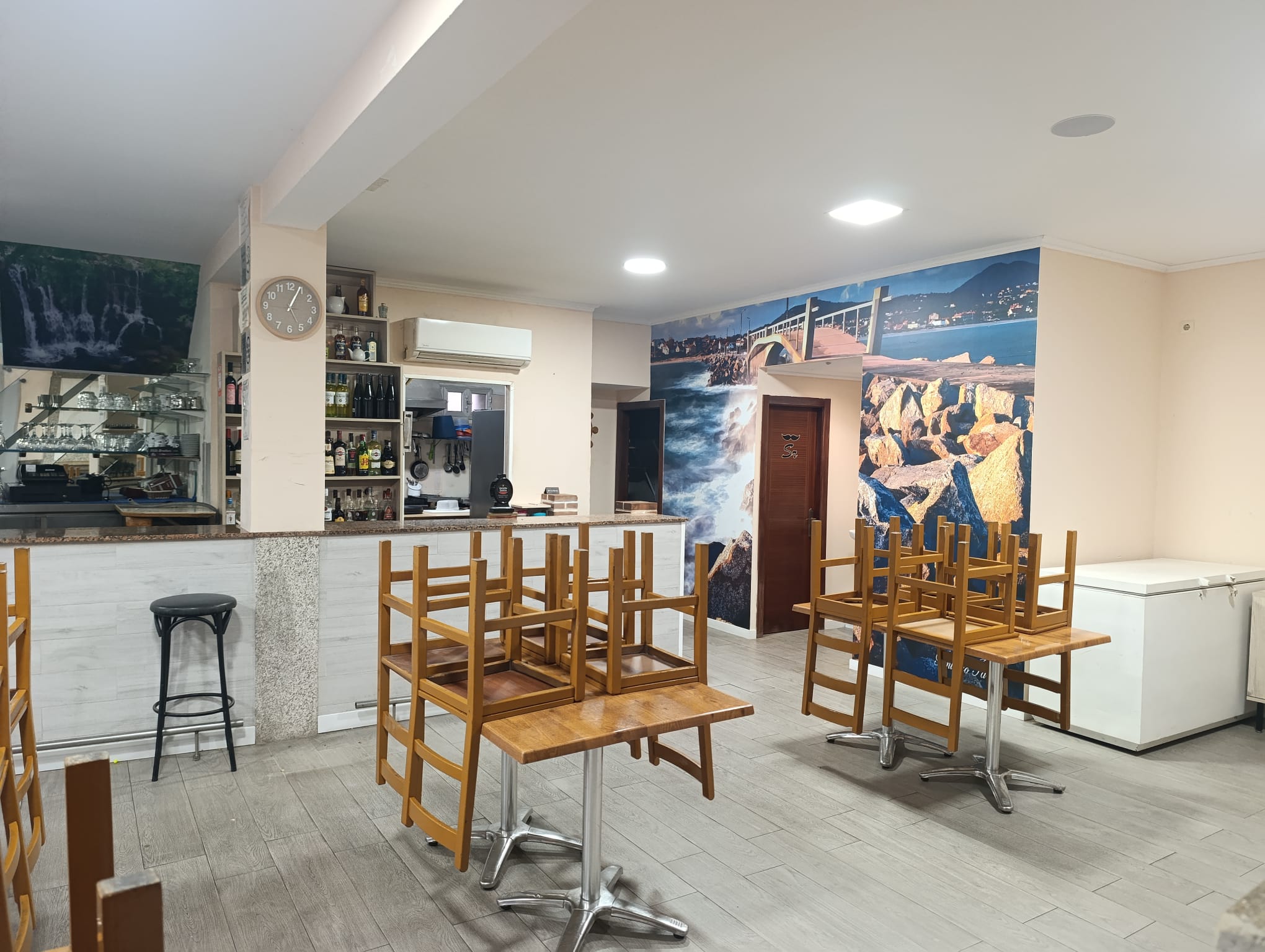 ¡OPORTUNIDAD! SE ALQUILA BAR-CAFETERÍA TOTALMENTE EQUIPADO CON COCINA EN AGUIÑO (RIBEIRA). PRECIO A CONSULTAR.