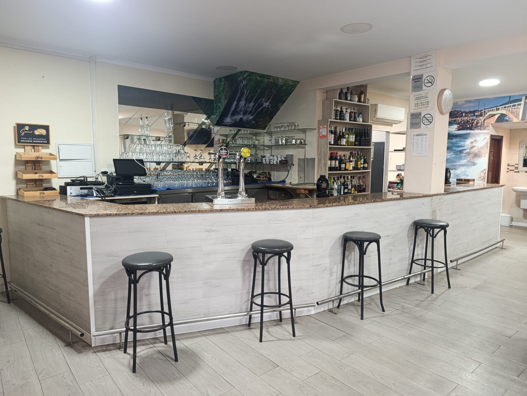 ¡OPORTUNIDAD! SE ALQUILA BAR-CAFETERÍA TOTALMENTE EQUIPADO CON COCINA EN AGUIÑO (RIBEIRA). PRECIO A CONSULTAR.