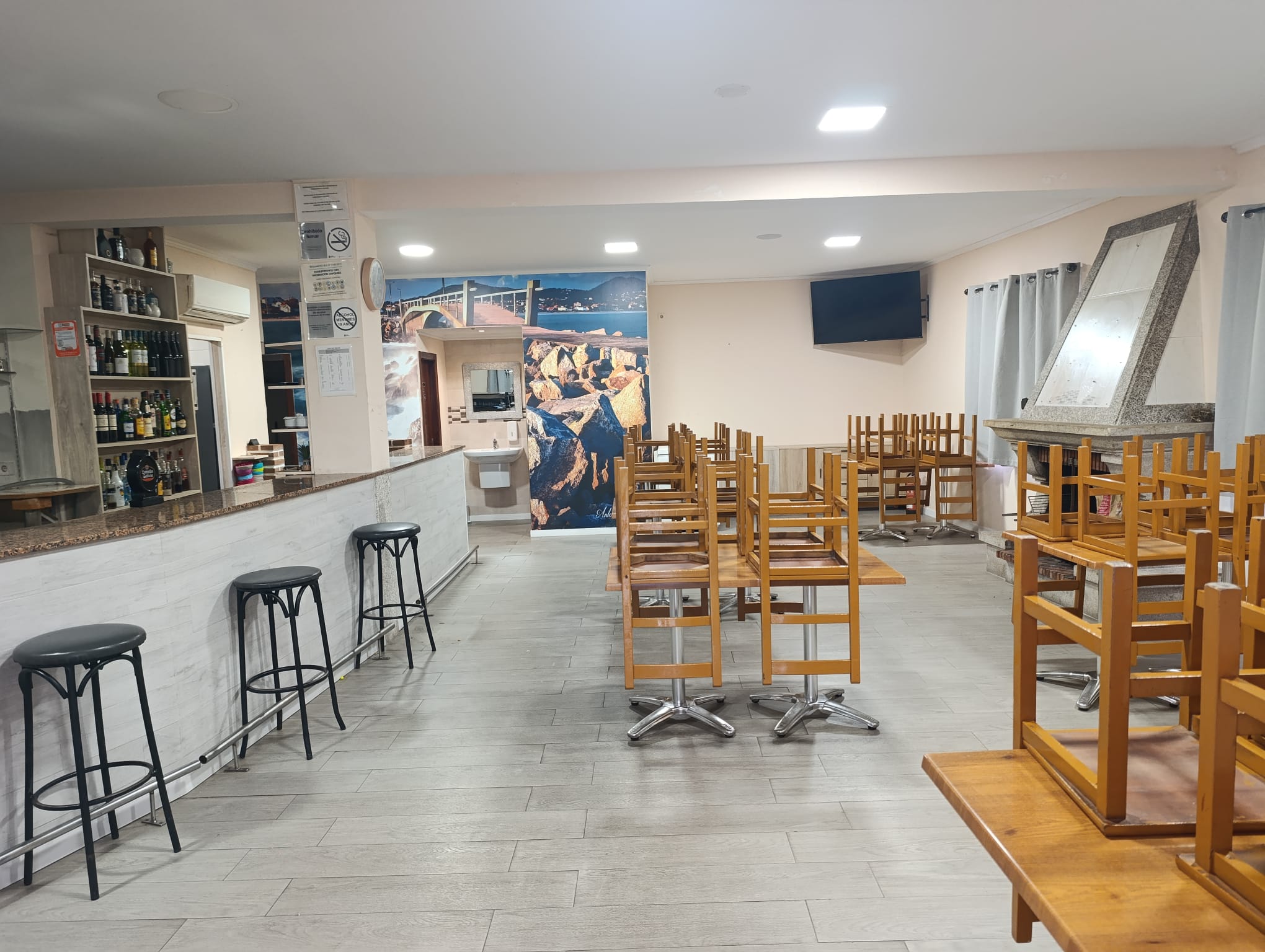 ¡OPORTUNIDAD! SE ALQUILA BAR-CAFETERÍA TOTALMENTE EQUIPADO CON COCINA EN AGUIÑO (RIBEIRA). PRECIO A CONSULTAR.