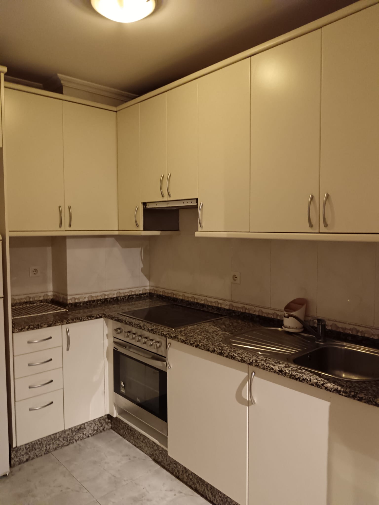 SE ALQUILA ESTUDIO EN ABESADAS — 500 €/MES