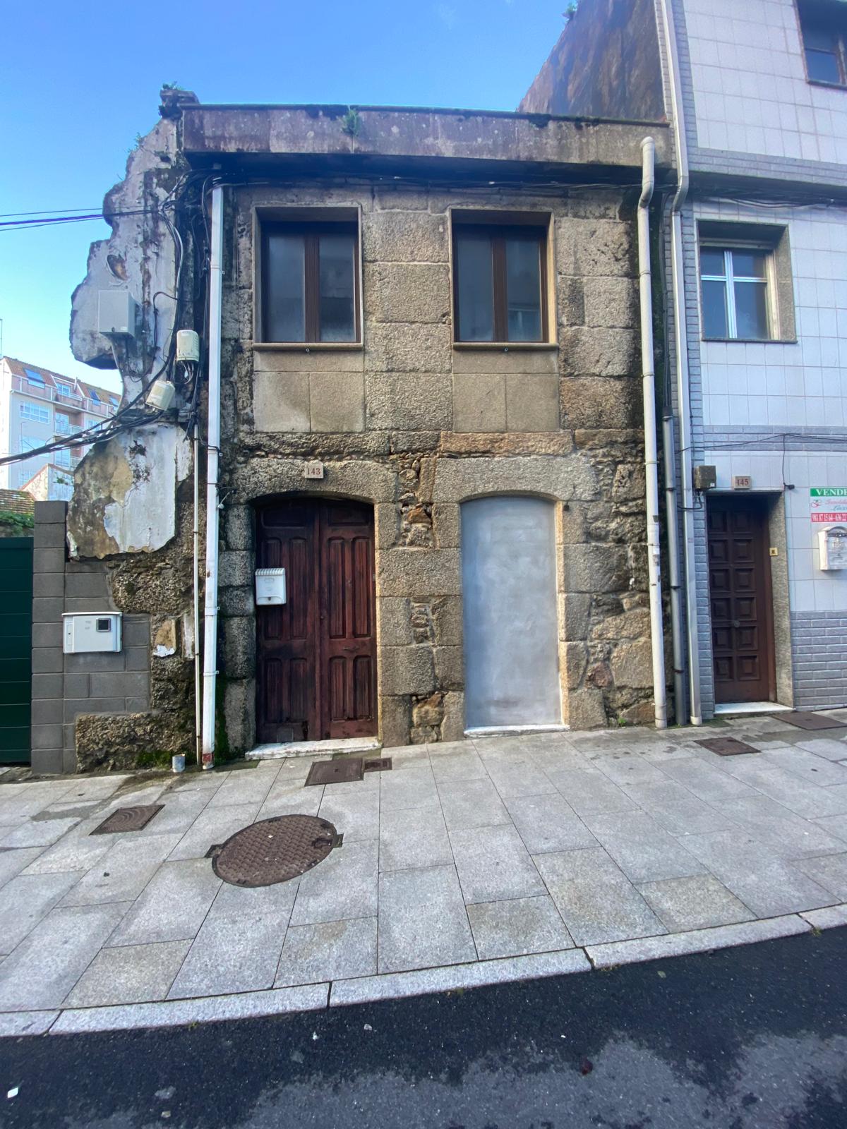 CASA DE PIEDRA PARA REFORMAR — CENTRO DE RIBEIRA (A CORUÑA)