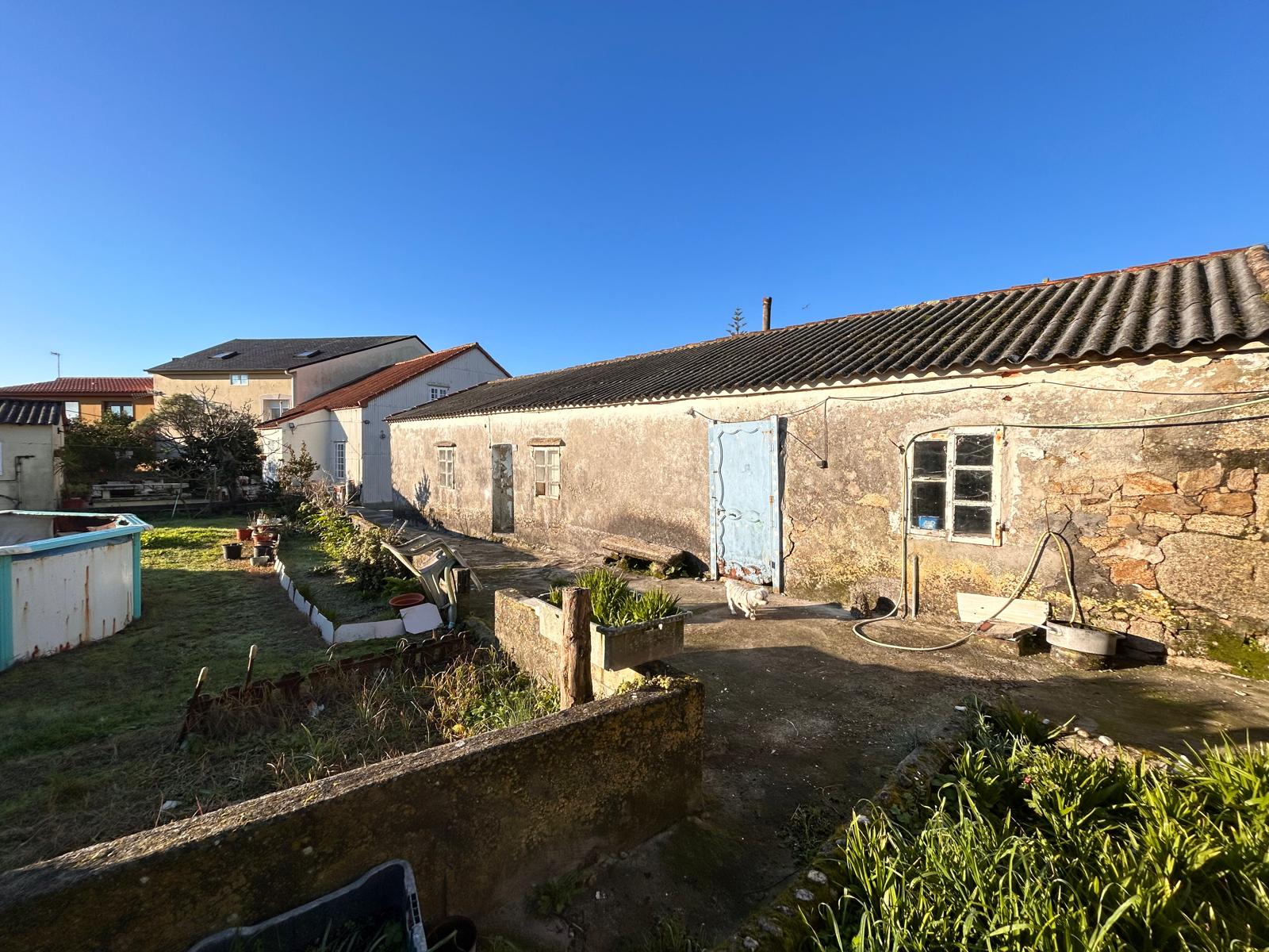 CASA PARA REFORMAR EN AGUIÑO CON TERRENO A TAN SOLO 175 METROS DEL PUERTO 