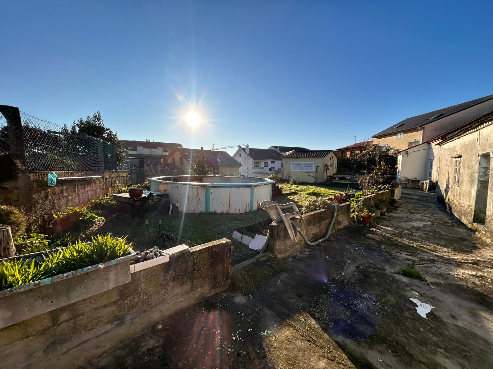 CASA PARA REFORMAR EN AGUIÑO CON TERRENO A TAN SOLO 175 METROS DEL PUERTO 