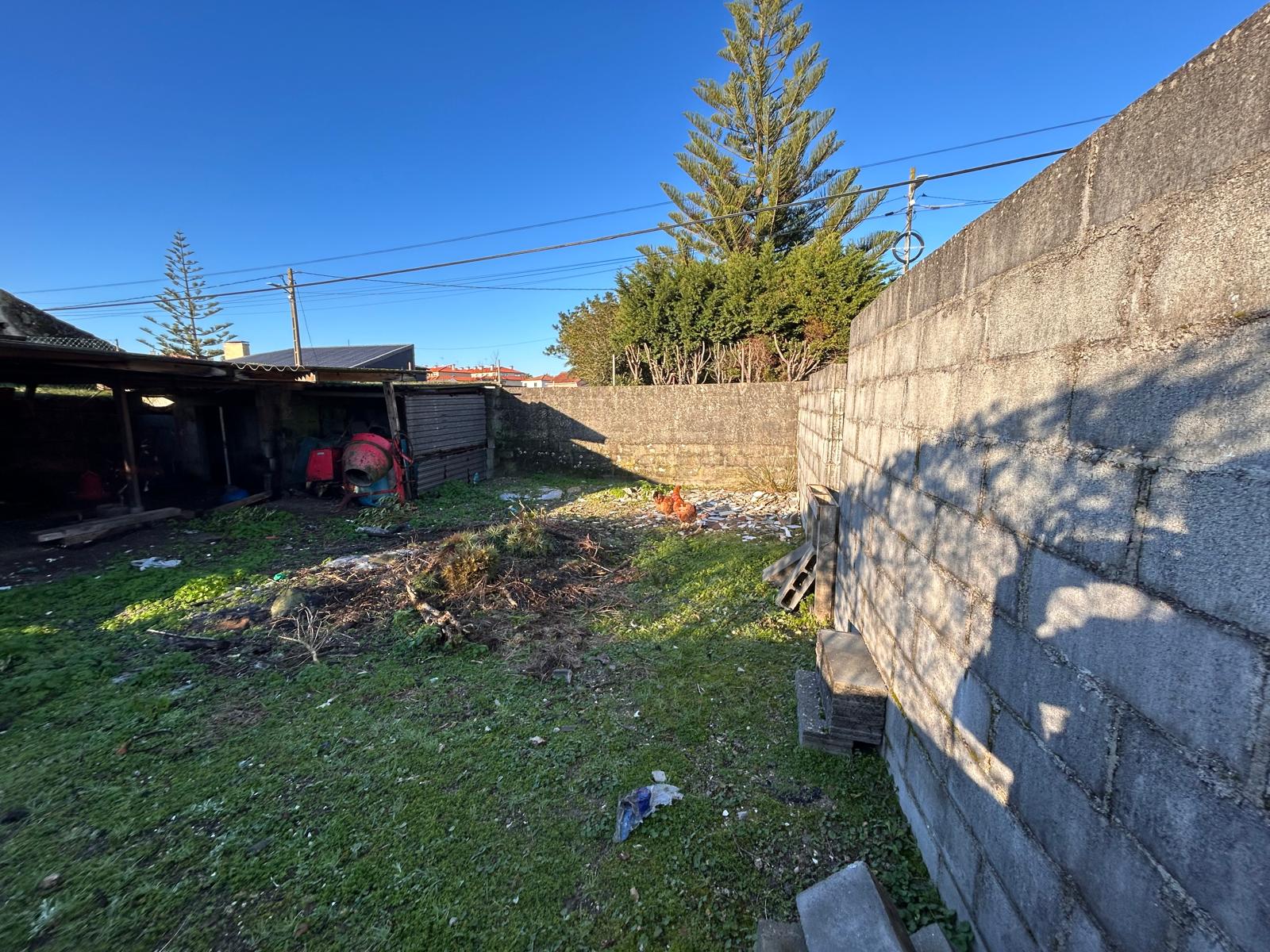 CASA PARA REFORMAR EN AGUIÑO CON TERRENO A TAN SOLO 175 METROS DEL PUERTO 