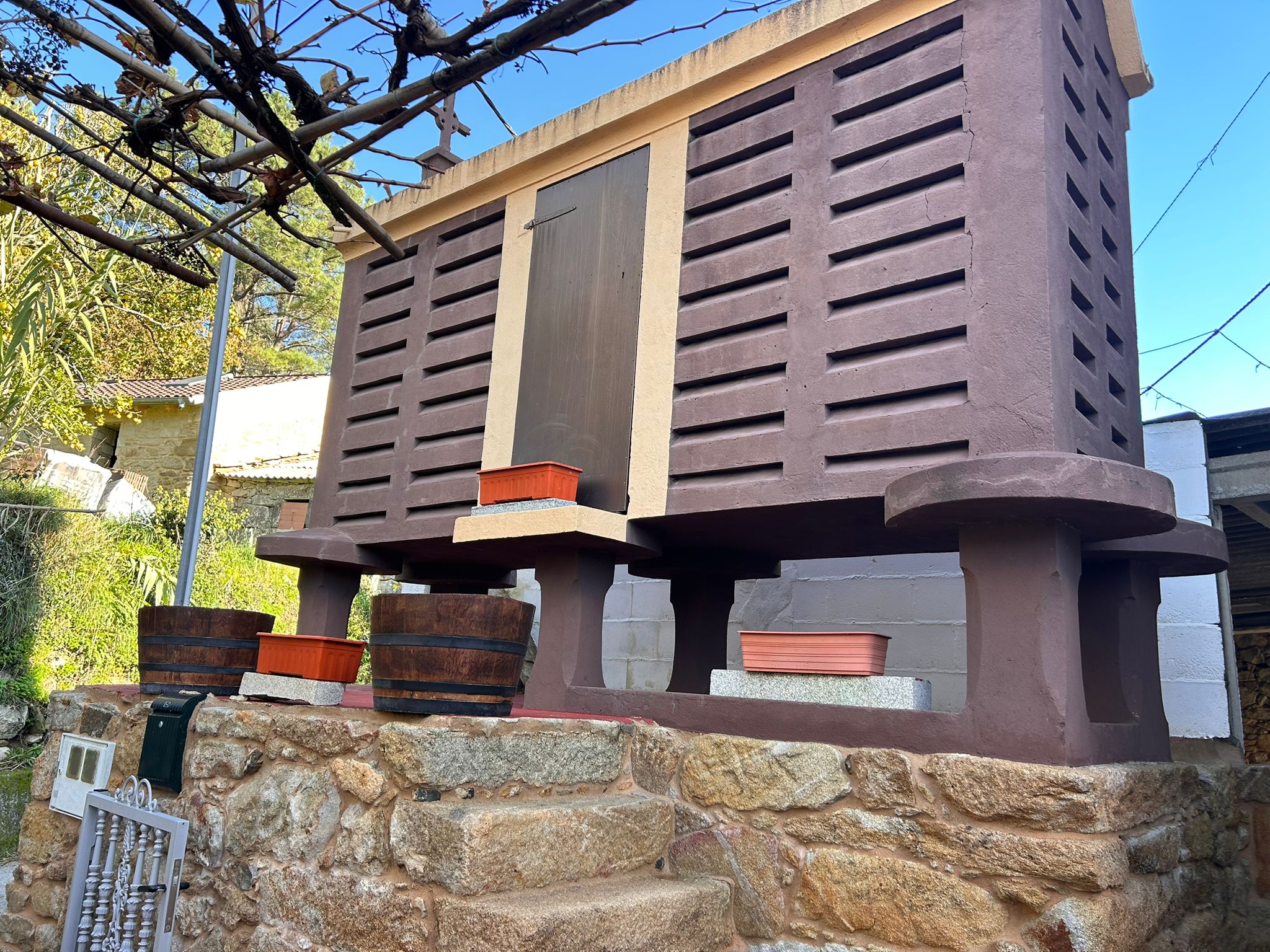 CASA EN TARRIO-BAROÑA-PORTO DO SON CON JARDÍN