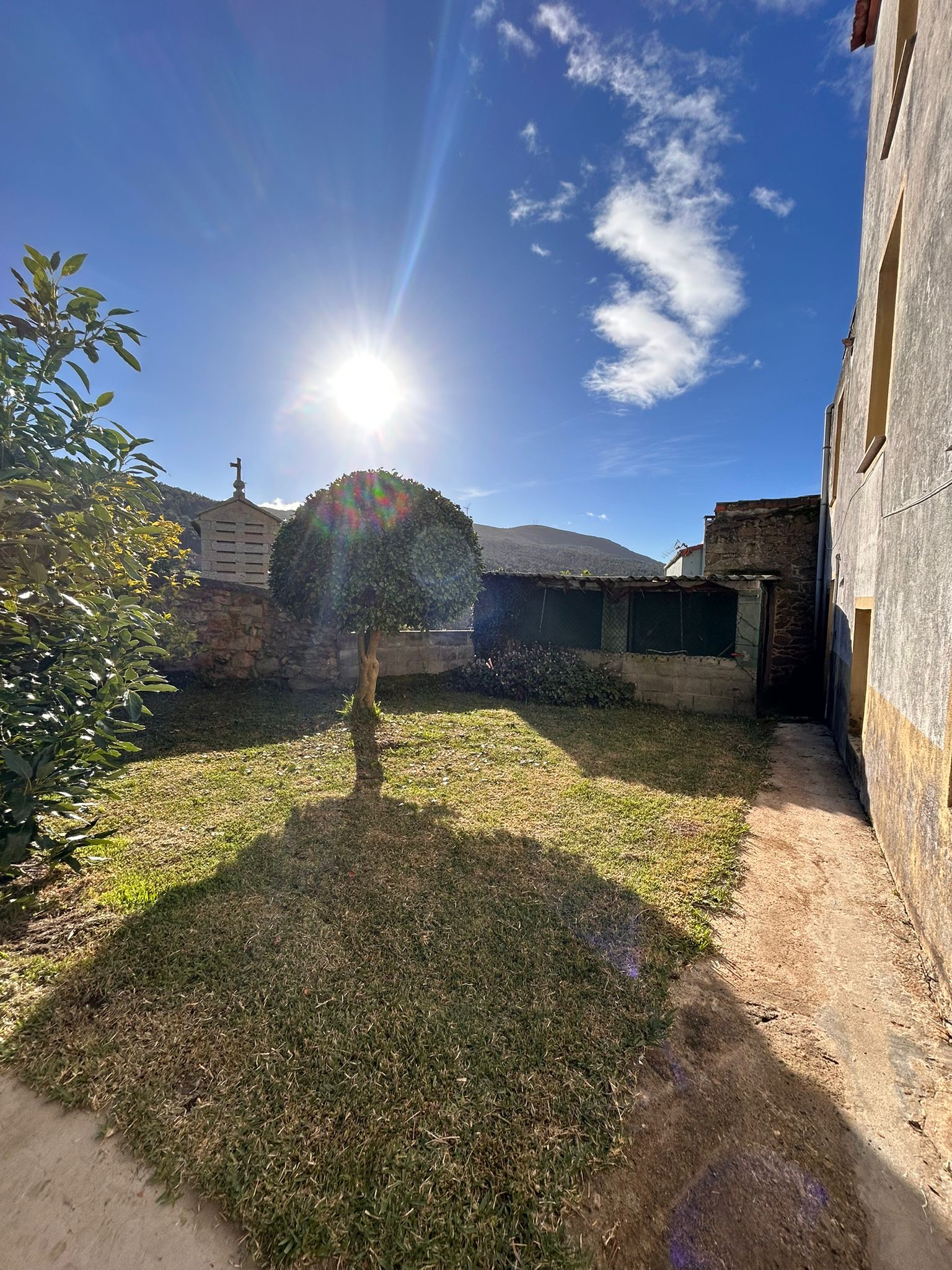 CASA EN TARRIO-BAROÑA-PORTO DO SON CON JARDÍN