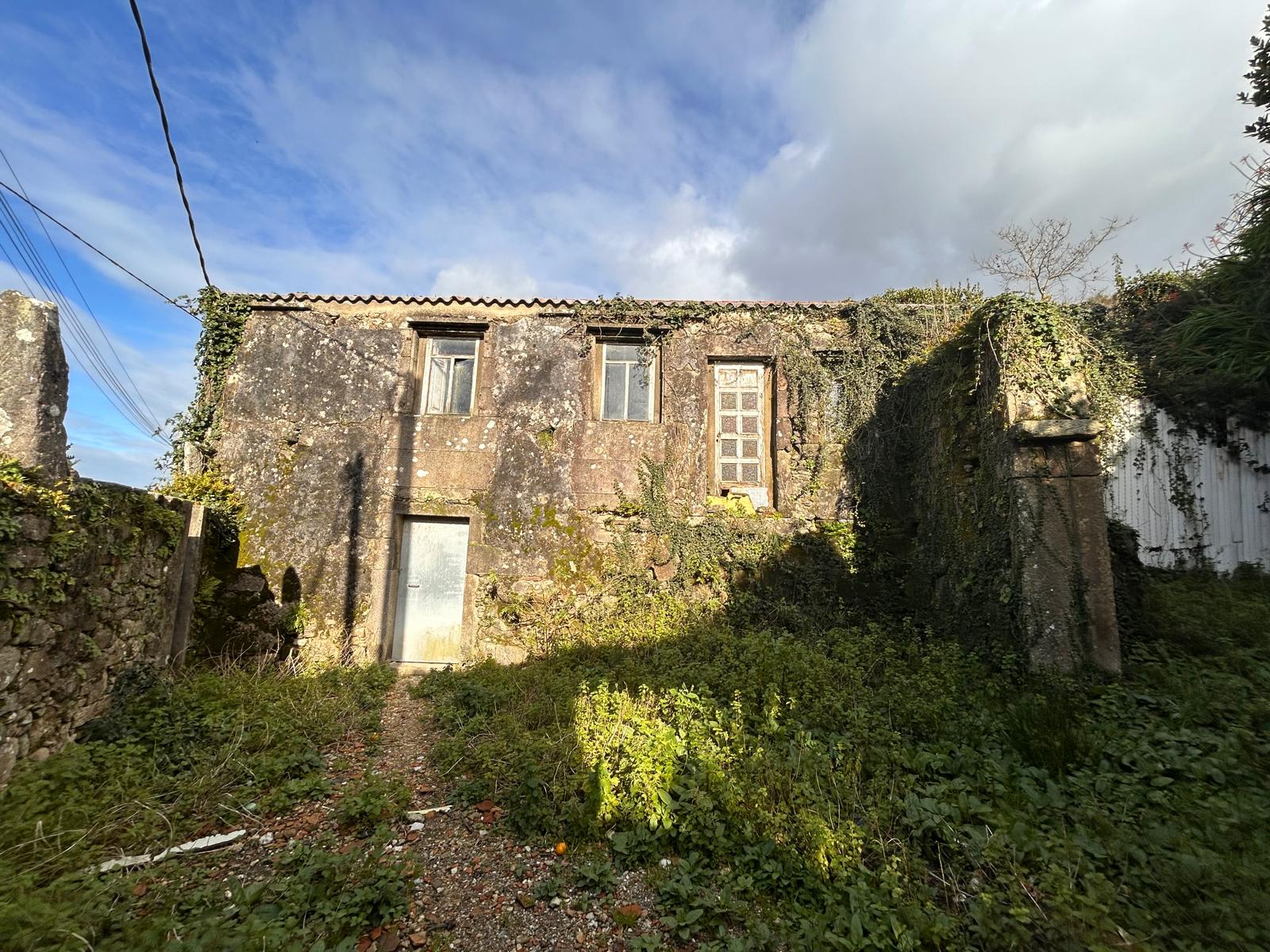 PARCELA DE 740 M² CON CASA DE PIEDRA PARA RESTAURAR Y ESTRUCTURA DE DOS PLANTAS EN VILA SAN PEDRO – PORTO DO SON