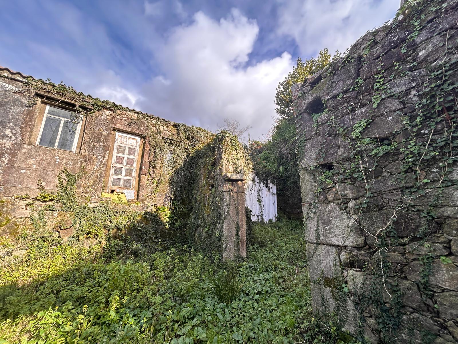 PARCELA DE 740 M² CON CASA DE PIEDRA PARA RESTAURAR Y ESTRUCTURA DE DOS PLANTAS EN VILA SAN PEDRO – PORTO DO SON