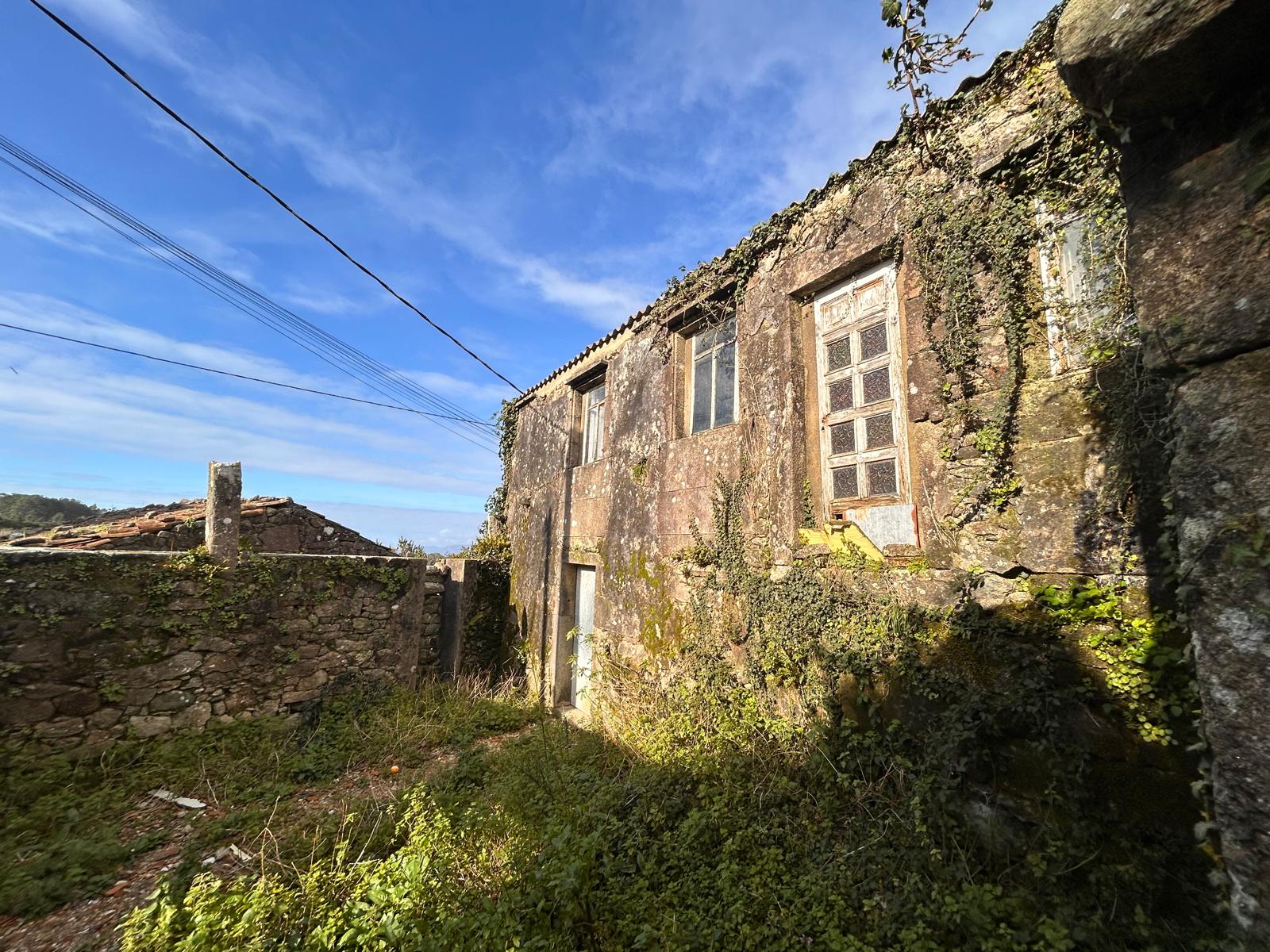 PARCELA DE 740 M² CON CASA DE PIEDRA PARA RESTAURAR Y ESTRUCTURA DE DOS PLANTAS EN VILA SAN PEDRO – PORTO DO SON