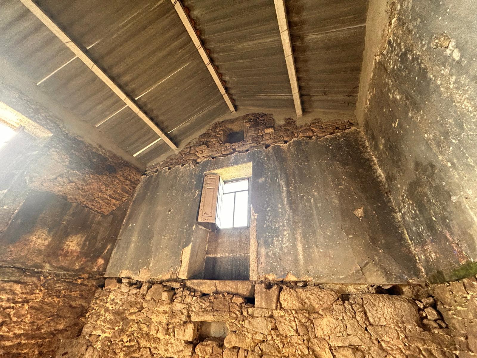 PARCELA DE 740 M² CON CASA DE PIEDRA PARA RESTAURAR Y ESTRUCTURA DE DOS PLANTAS EN VILA SAN PEDRO – PORTO DO SON