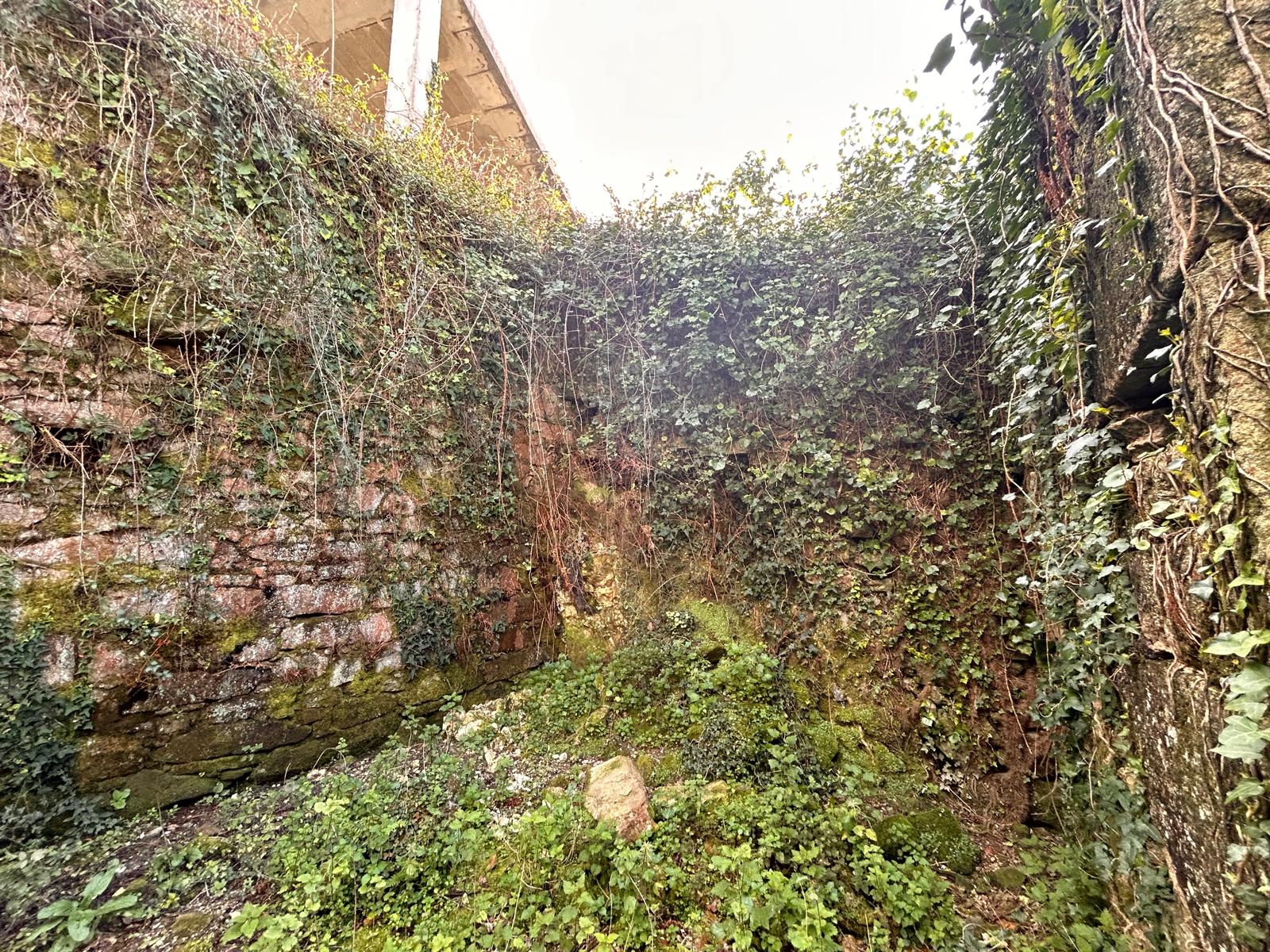 PARCELA DE 740 M² CON CASA DE PIEDRA PARA RESTAURAR Y ESTRUCTURA DE DOS PLANTAS EN VILA SAN PEDRO – PORTO DO SON