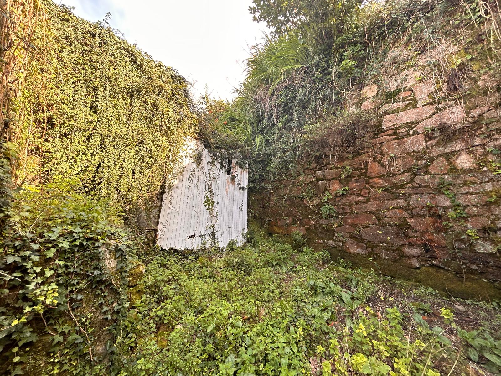 PARCELA DE 740 M² CON CASA DE PIEDRA PARA RESTAURAR Y ESTRUCTURA DE DOS PLANTAS EN VILA SAN PEDRO – PORTO DO SON