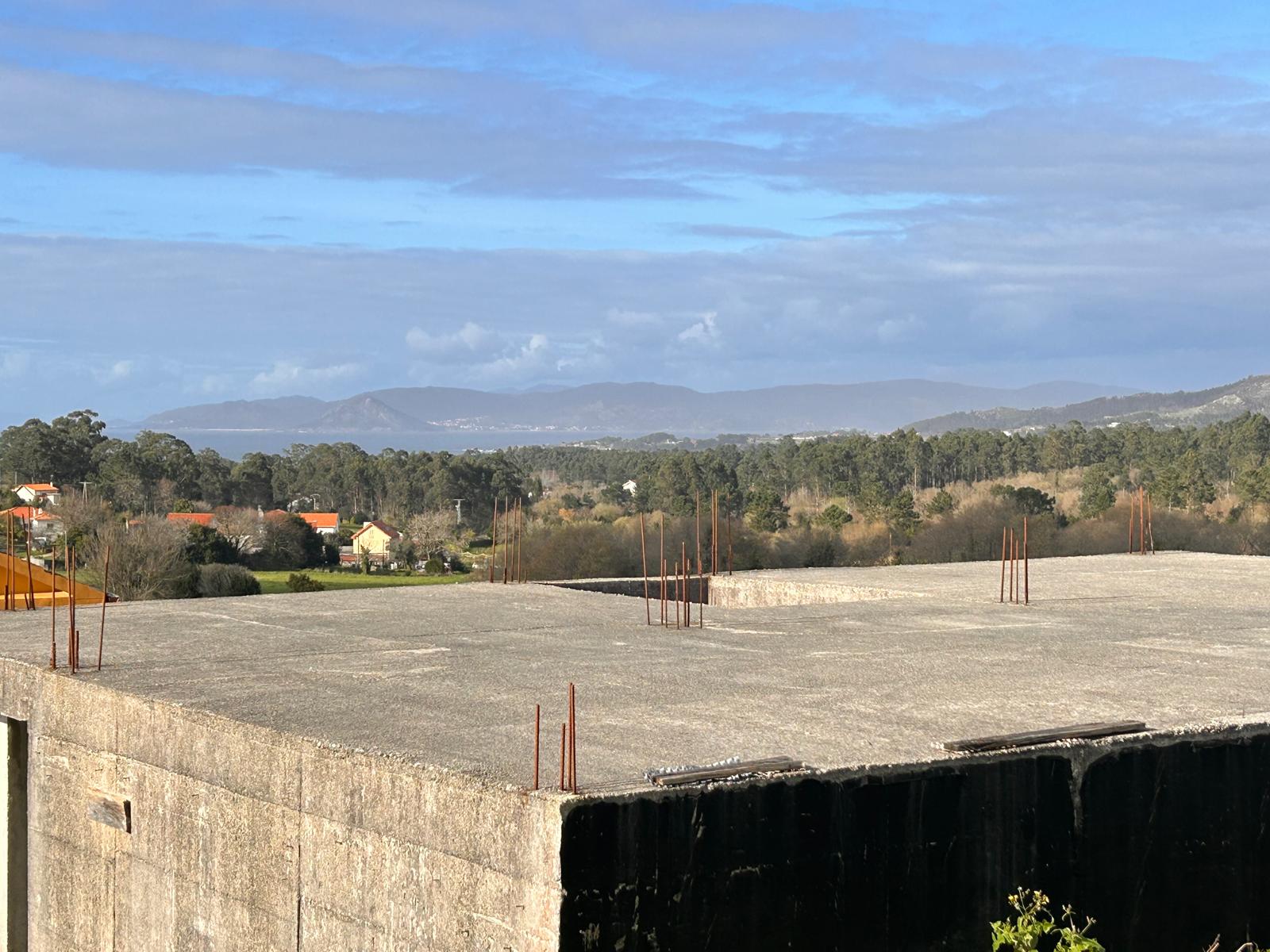 PARCELA DE 740 M² CON CASA DE PIEDRA PARA RESTAURAR Y ESTRUCTURA DE DOS PLANTAS EN VILA SAN PEDRO – PORTO DO SON
