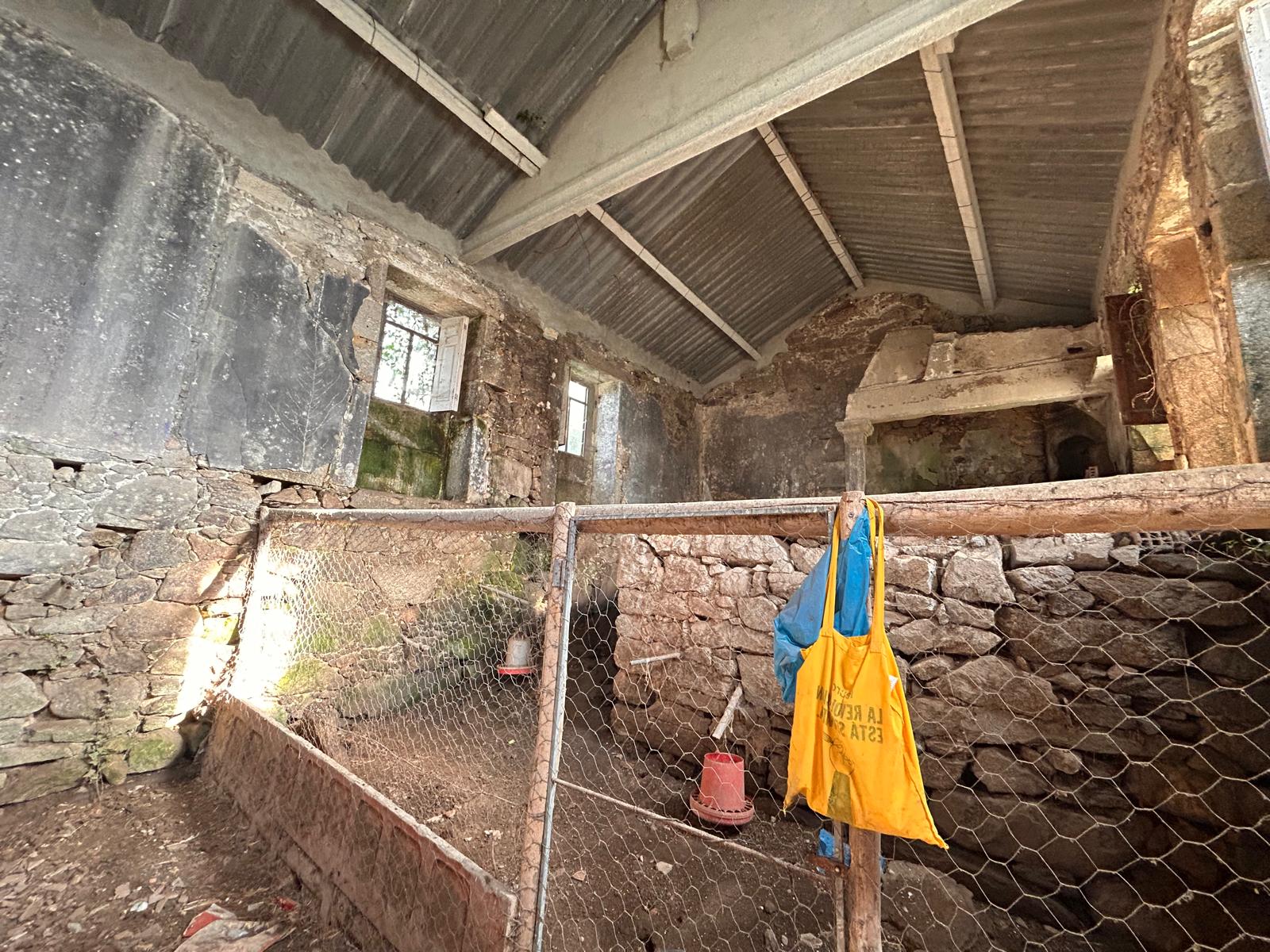 PARCELA DE 740 M² CON CASA DE PIEDRA PARA RESTAURAR Y ESTRUCTURA DE DOS PLANTAS EN VILA SAN PEDRO – PORTO DO SON