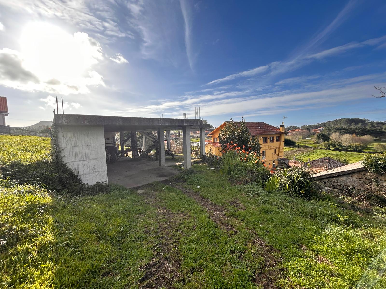 PARCELA DE 740 M² CON CASA DE PIEDRA PARA RESTAURAR Y ESTRUCTURA DE DOS PLANTAS EN VILA SAN PEDRO – PORTO DO SON