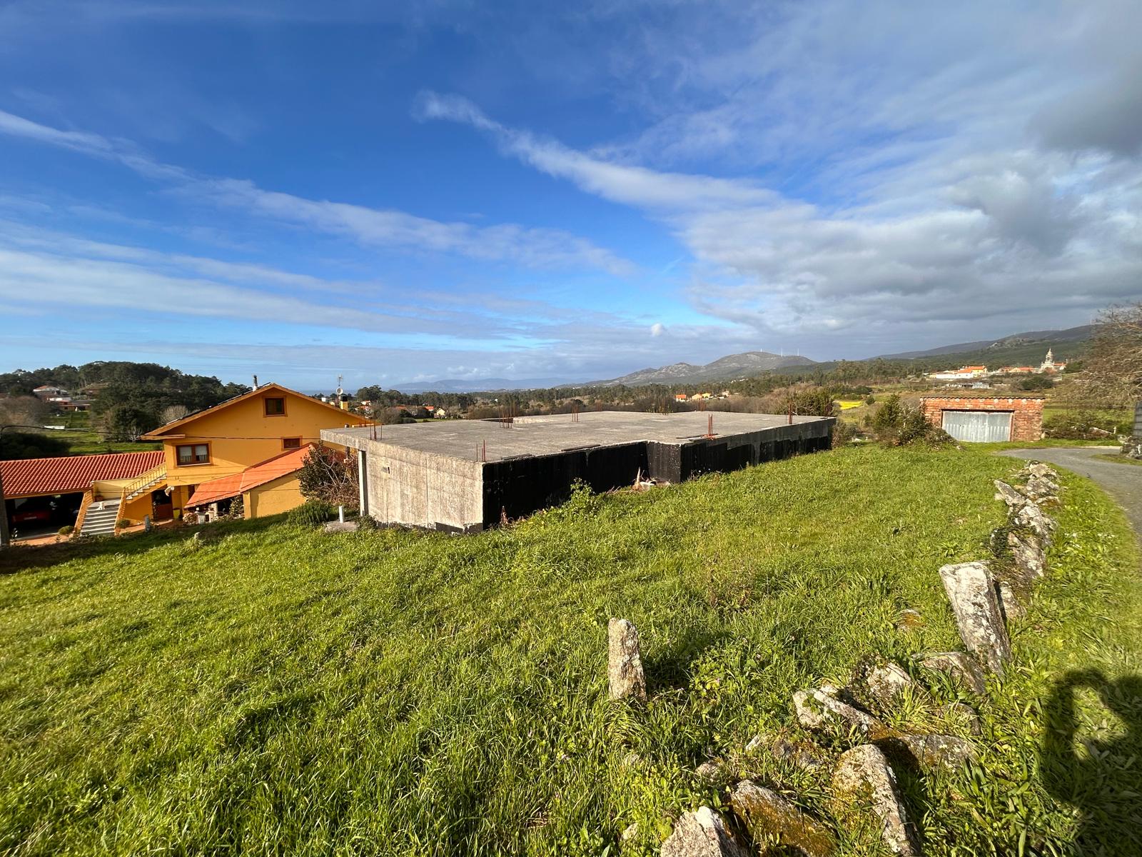 PARCELA DE 740 M² CON CASA DE PIEDRA PARA RESTAURAR Y ESTRUCTURA DE DOS PLANTAS EN VILA SAN PEDRO – PORTO DO SON