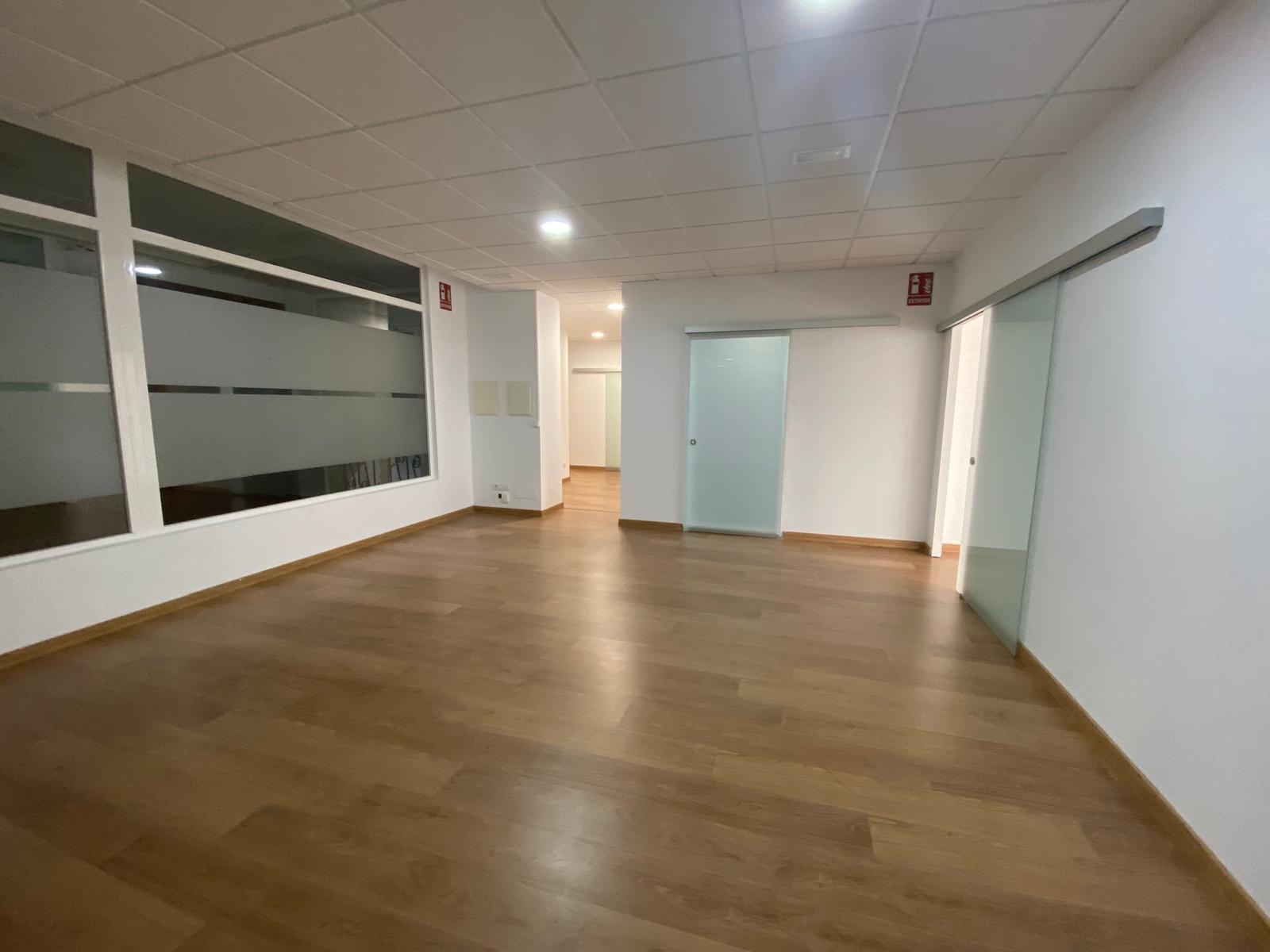 SE ALQUILA  BAJO COMERCIAL MUY LUMINOSO