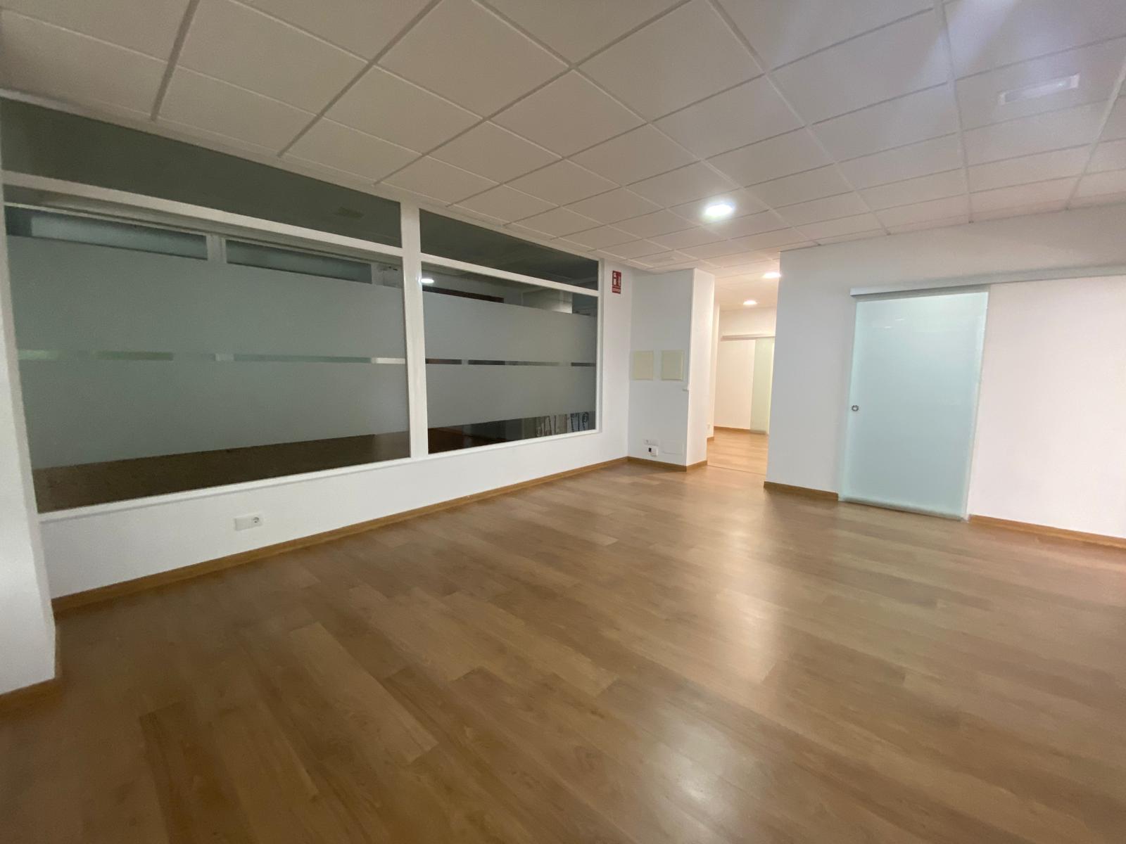 SE ALQUILA  BAJO COMERCIAL MUY LUMINOSO