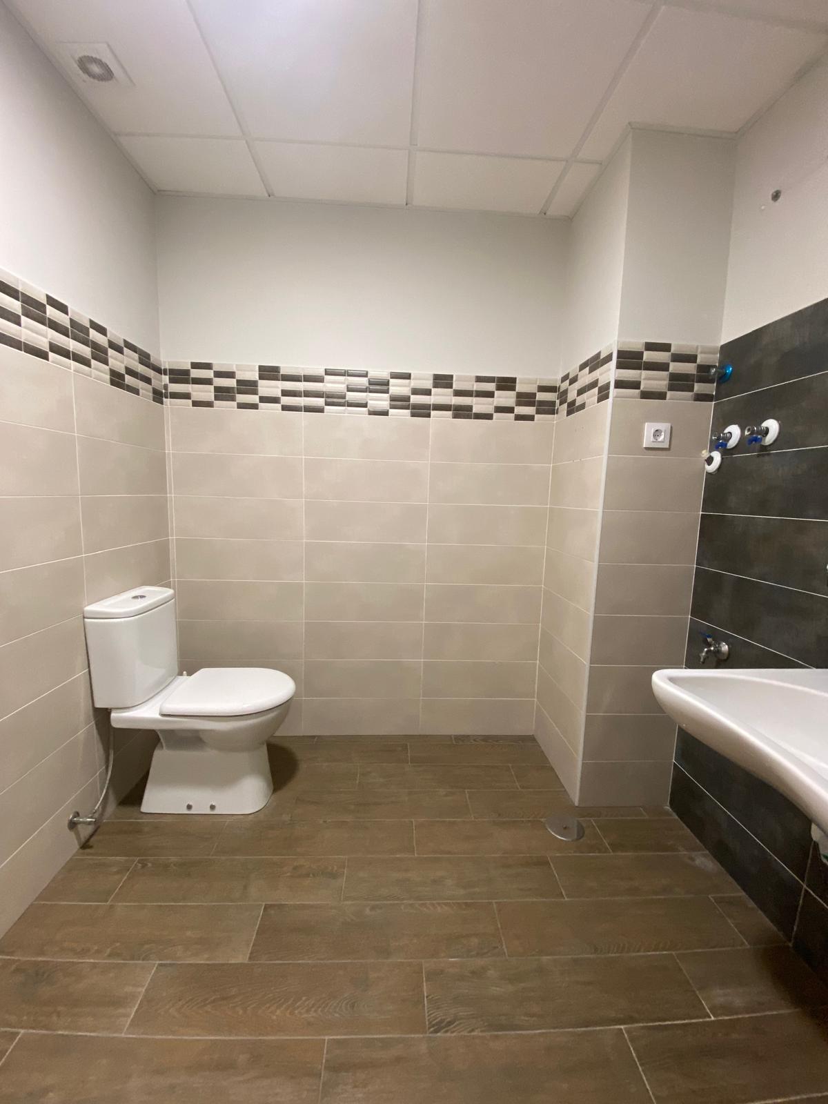 SE ALQUILA  BAJO COMERCIAL MUY LUMINOSO