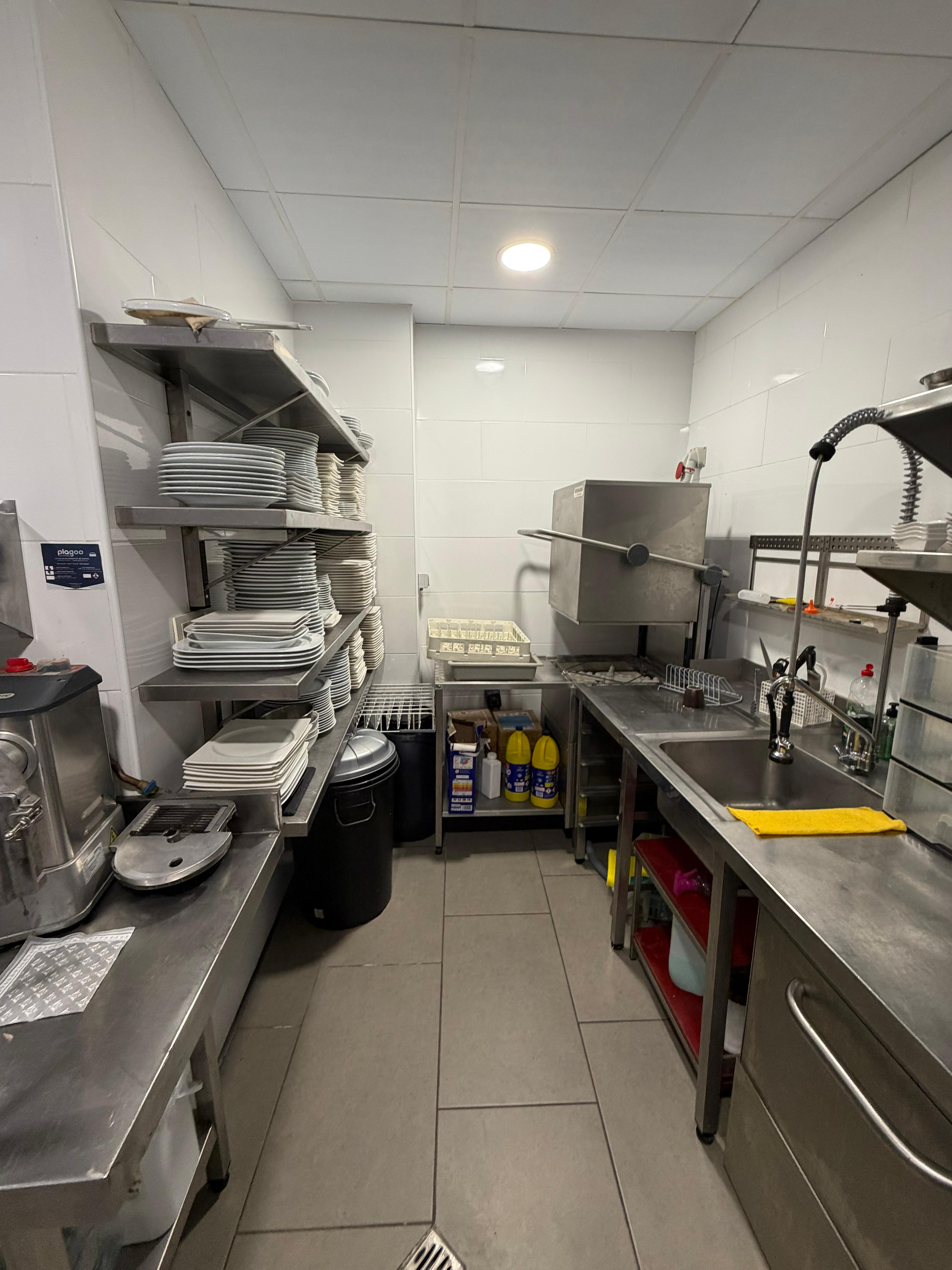 SE VENDE O ALQUILA RESTAURANTE ENFRENTE AL MAR