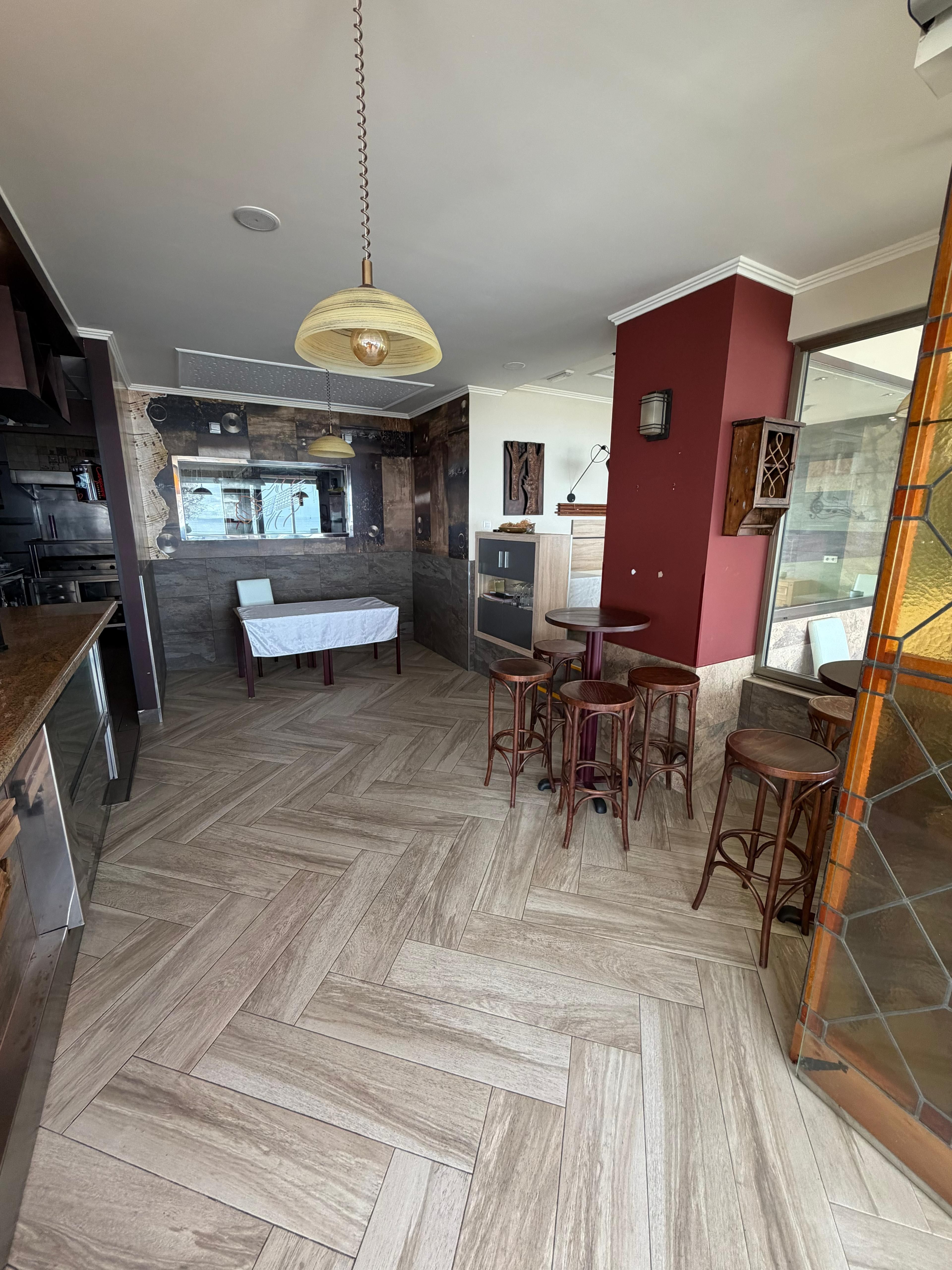 SE VENDE O ALQUILA RESTAURANTE ENFRENTE AL MAR