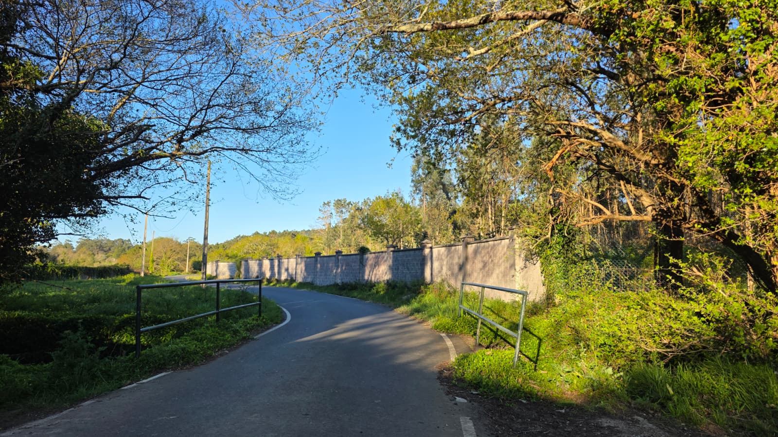 FINCA CERRADA EN VENTA EN OLEIROS (RIBEIRA, A CORUÑA) – IDEAL PARA CAMPING O CASAS DE MADERA