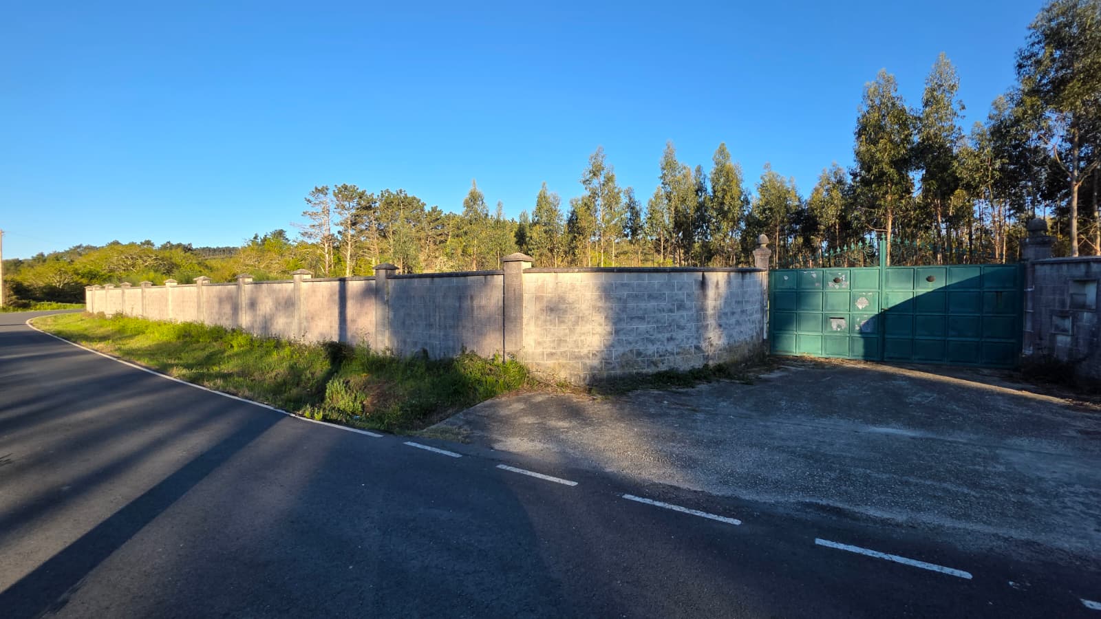 FINCA CERRADA EN VENTA EN OLEIROS (RIBEIRA, A CORUÑA) – IDEAL PARA CAMPING O CASAS DE MADERA