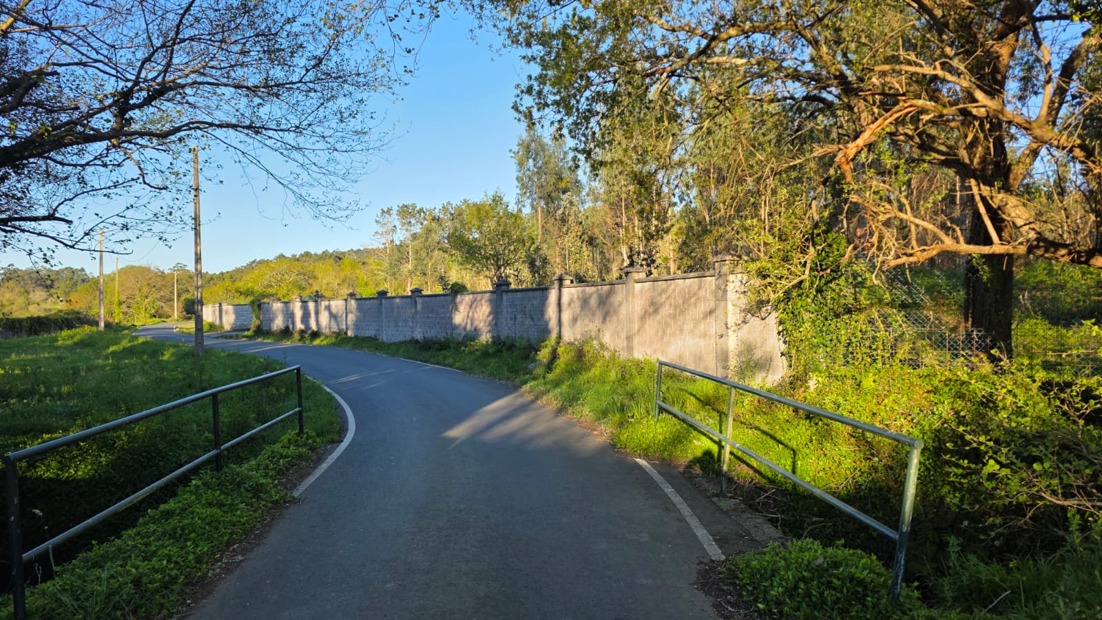 FINCA CERRADA EN VENTA EN OLEIROS (RIBEIRA, A CORUÑA) – IDEAL PARA CAMPING O CASAS DE MADERA