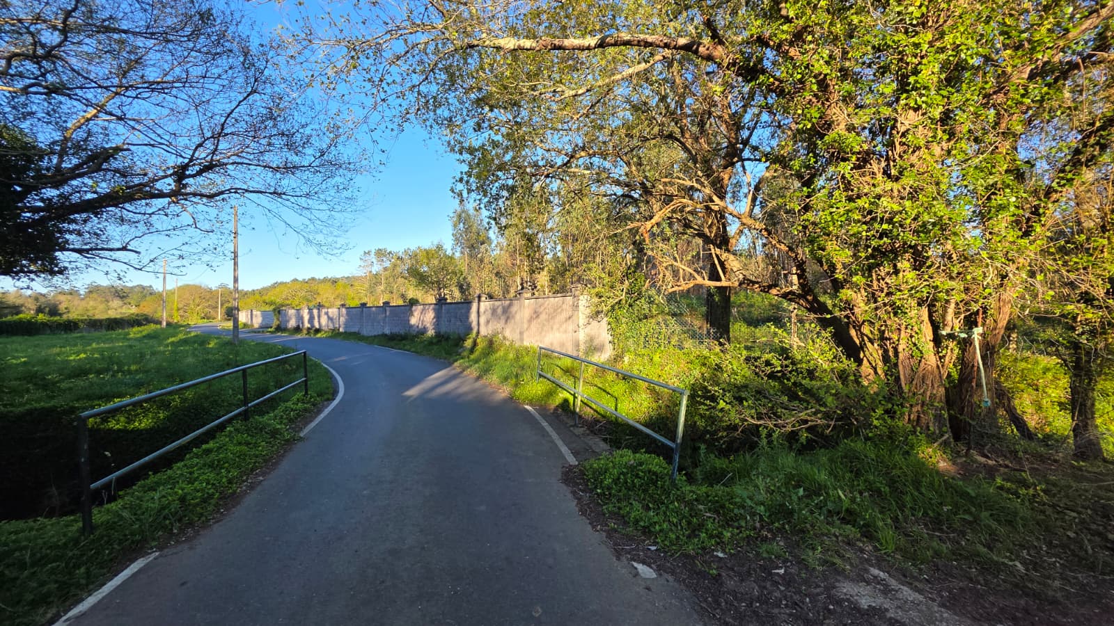 FINCA CERRADA EN VENTA EN OLEIROS (RIBEIRA, A CORUÑA) – IDEAL PARA CAMPING O CASAS DE MADERA