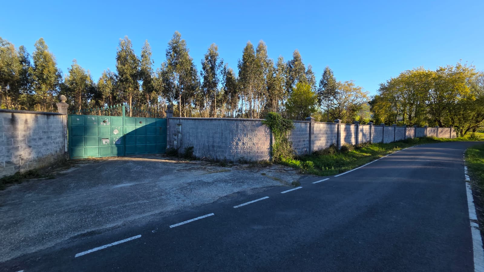 FINCA CERRADA EN VENTA EN OLEIROS (RIBEIRA, A CORUÑA) – IDEAL PARA CAMPING O CASAS DE MADERA
