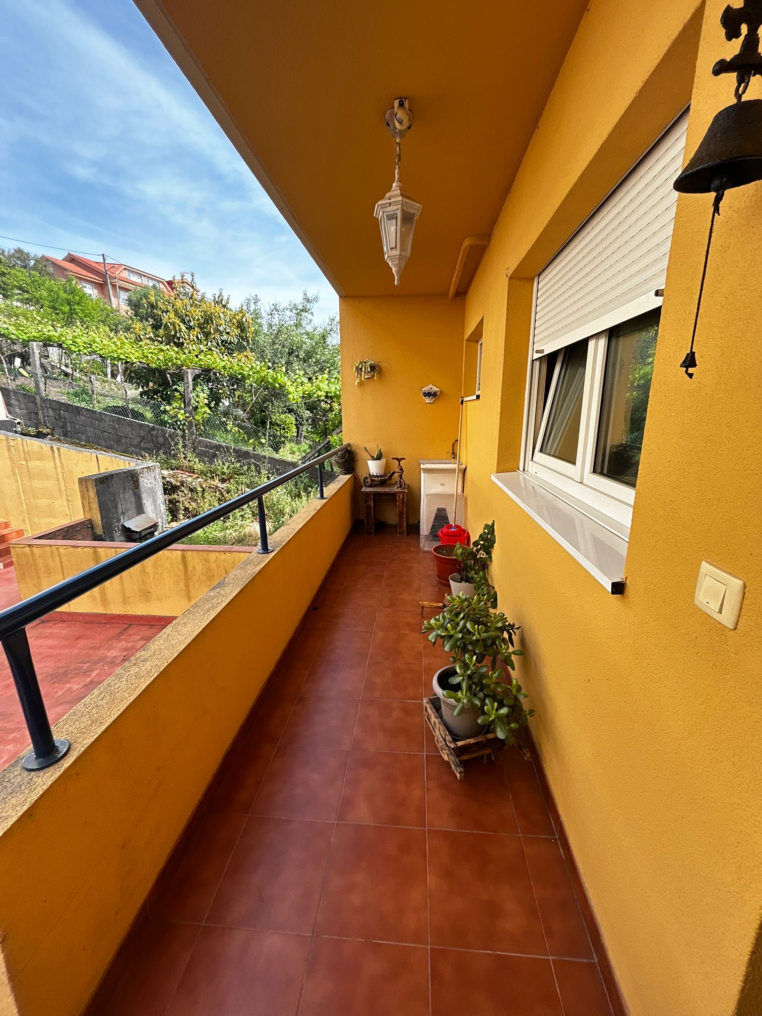 PISO EN PLANTA BAJA CON DOS TERRAZAS Y VISTAS AL MAR EN Ribeira – 139.000 € (SIN MUEBLES)