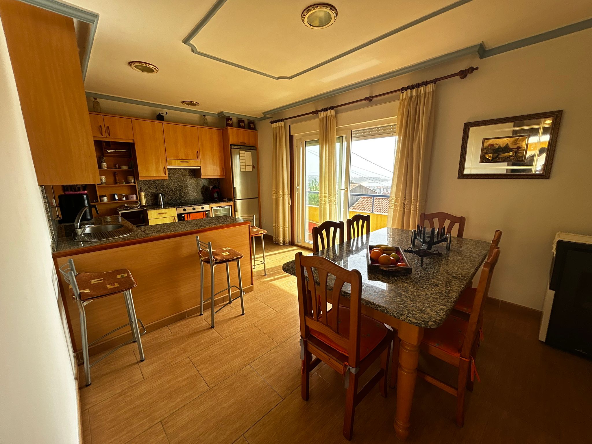 PISO EN PLANTA BAJA CON DOS TERRAZAS Y VISTAS AL MAR EN Ribeira – 139.000 € (SIN MUEBLES)