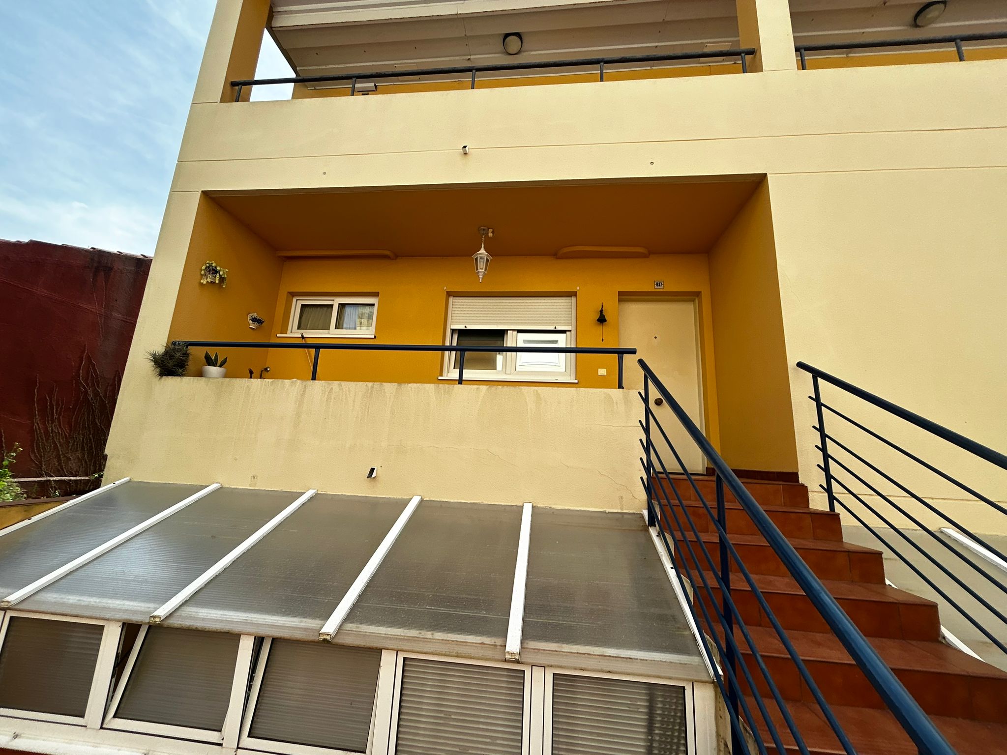 PISO EN PLANTA BAJA CON DOS TERRAZAS Y VISTAS AL MAR EN Ribeira – 139.000 € (SIN MUEBLES)