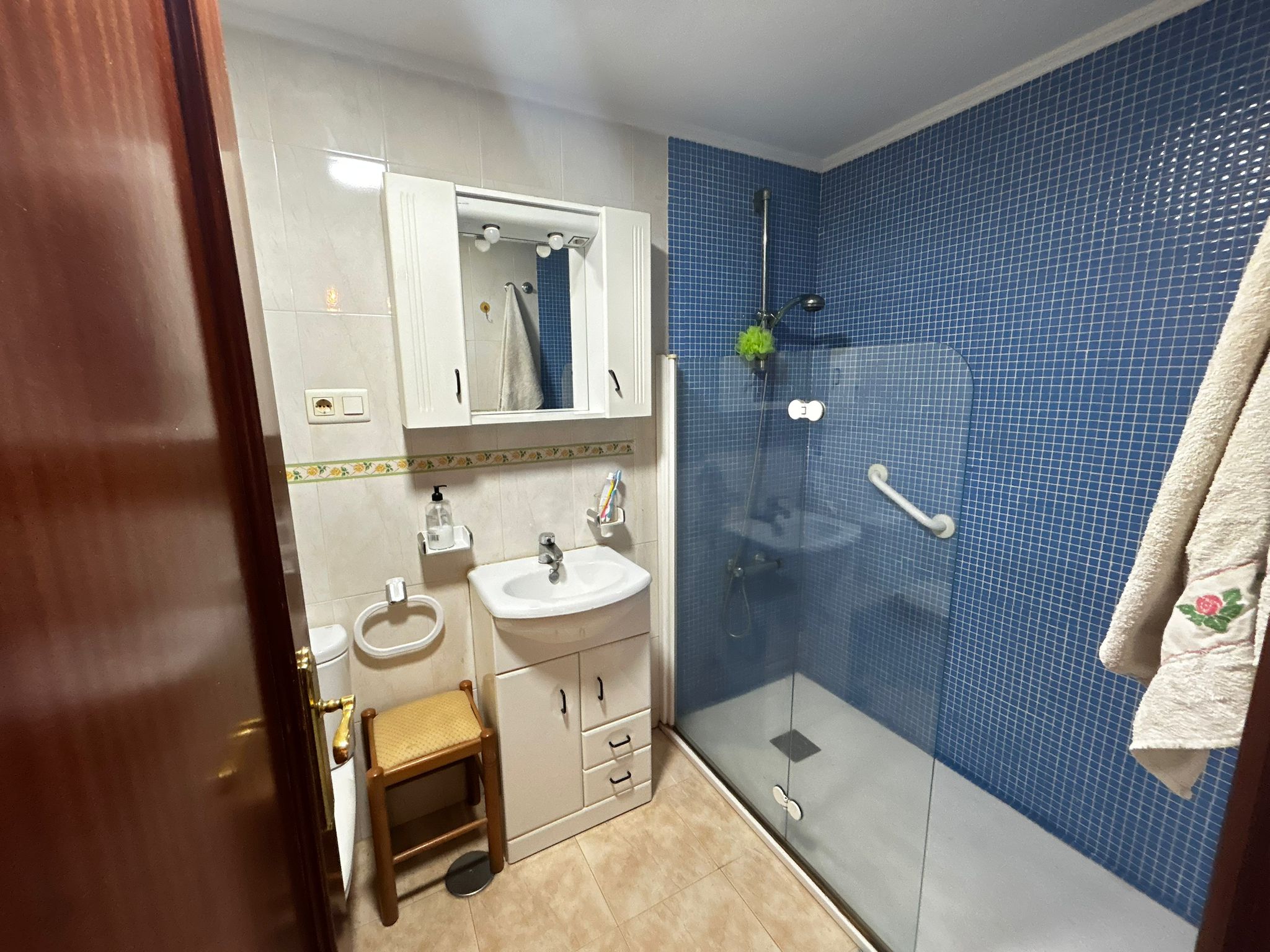 PISO EN PLANTA BAJA CON DOS TERRAZAS Y VISTAS AL MAR EN Ribeira – 139.000 € (SIN MUEBLES)