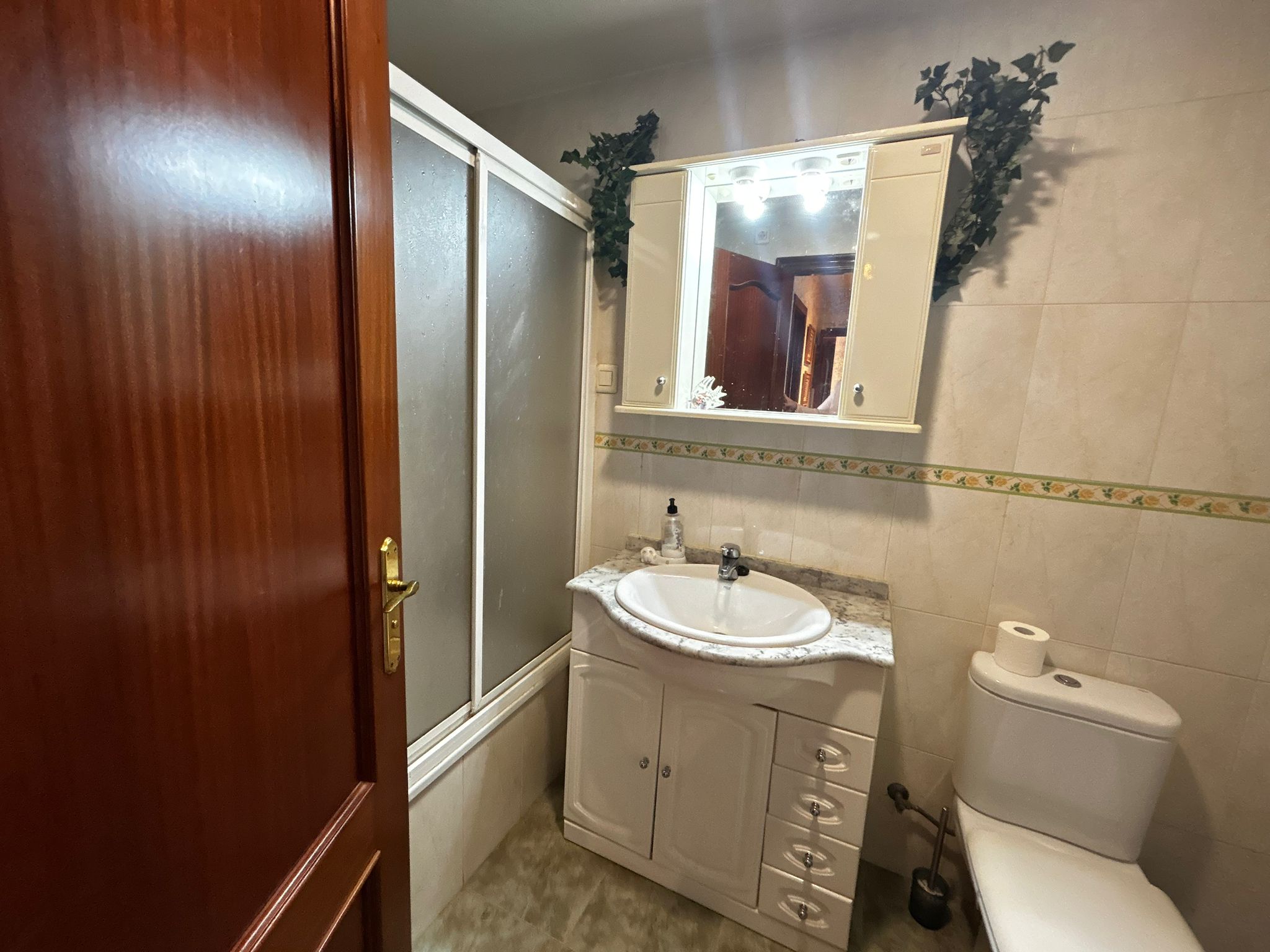 PISO EN PLANTA BAJA CON DOS TERRAZAS Y VISTAS AL MAR EN Ribeira – 139.000 € (SIN MUEBLES)