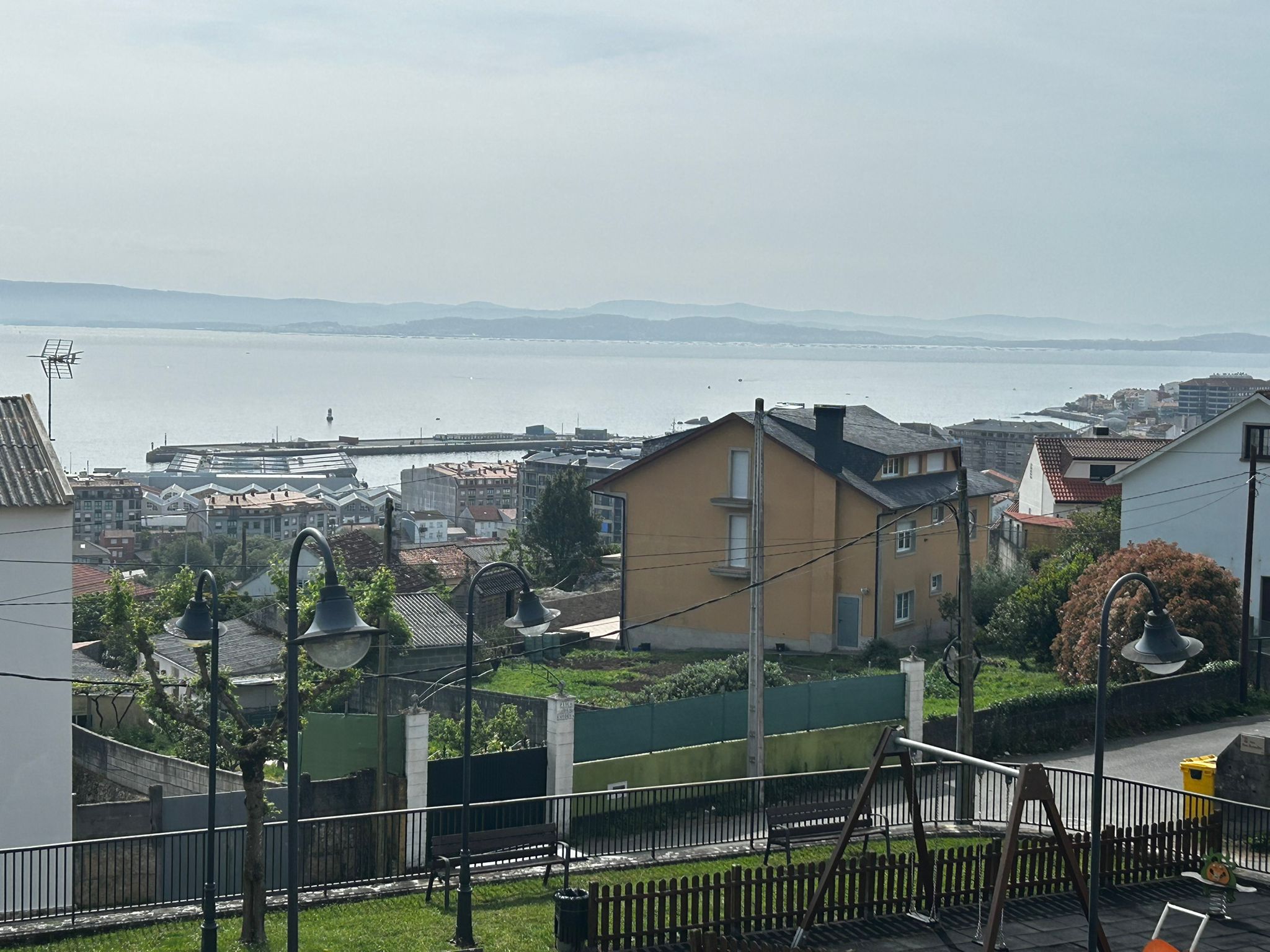 PISO EN PLANTA BAJA CON DOS TERRAZAS Y VISTAS AL MAR EN Ribeira – 139.000 € (SIN MUEBLES)