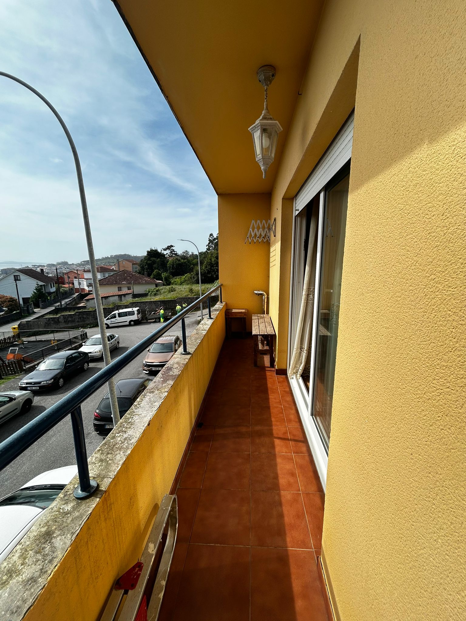 PISO EN PLANTA BAJA CON DOS TERRAZAS Y VISTAS AL MAR EN Ribeira – 139.000 € (SIN MUEBLES)