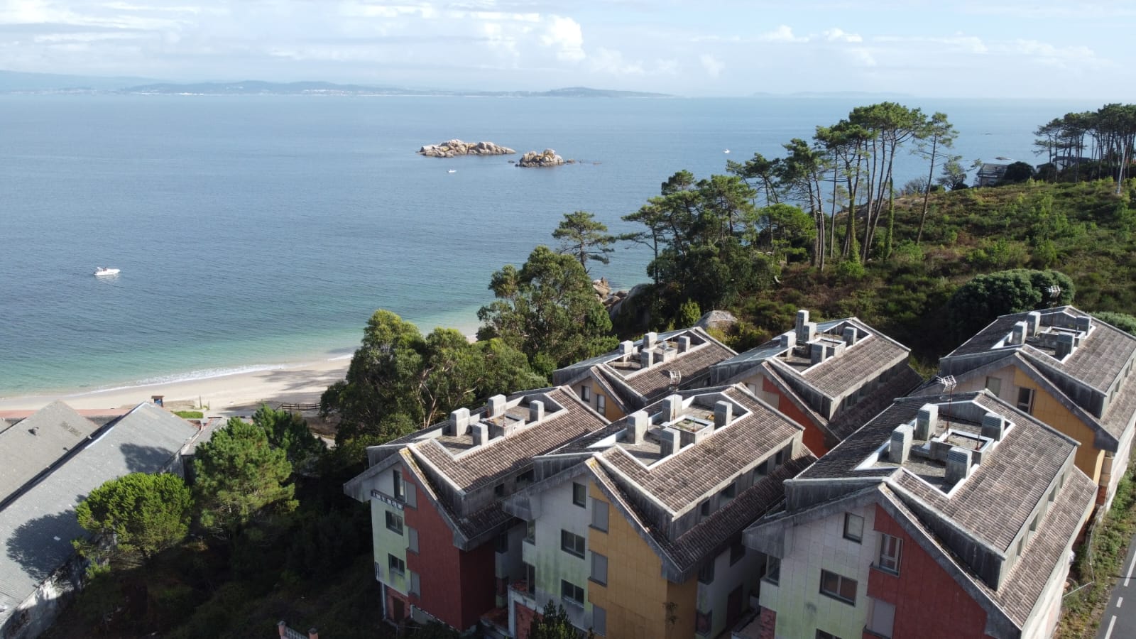 ÁREA SECADA — DONDE EL ATLÁNTICO EMPIEZA EN TU TERRAZA