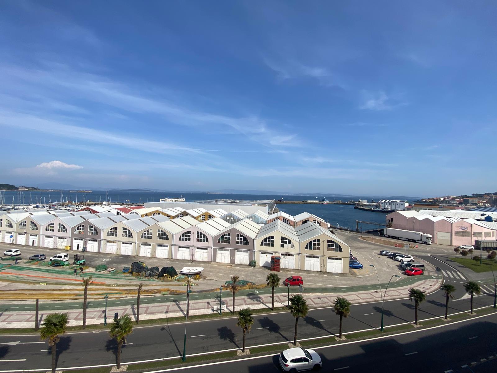 APARTAMENTO TURÍSTICO EN RIBEIRA – PLAYA DE COROSO – VISTAS AL MAR – 3 HABITACIONES – GARAJE