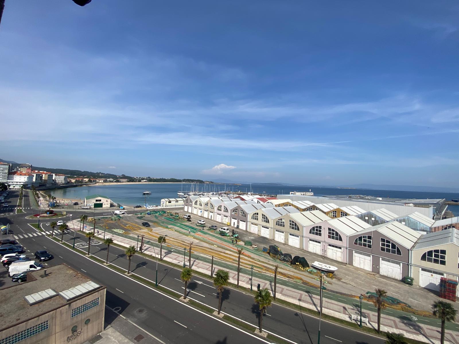 APARTAMENTO TURÍSTICO EN RIBEIRA – PLAYA DE COROSO – VISTAS AL MAR – 3 HABITACIONES – GARAJE