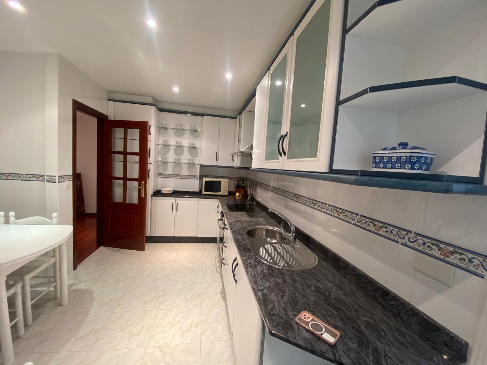 APARTAMENTO TURÍSTICO EN RIBEIRA – PLAYA DE COROSO – VISTAS AL MAR – 3 HABITACIONES – GARAJE