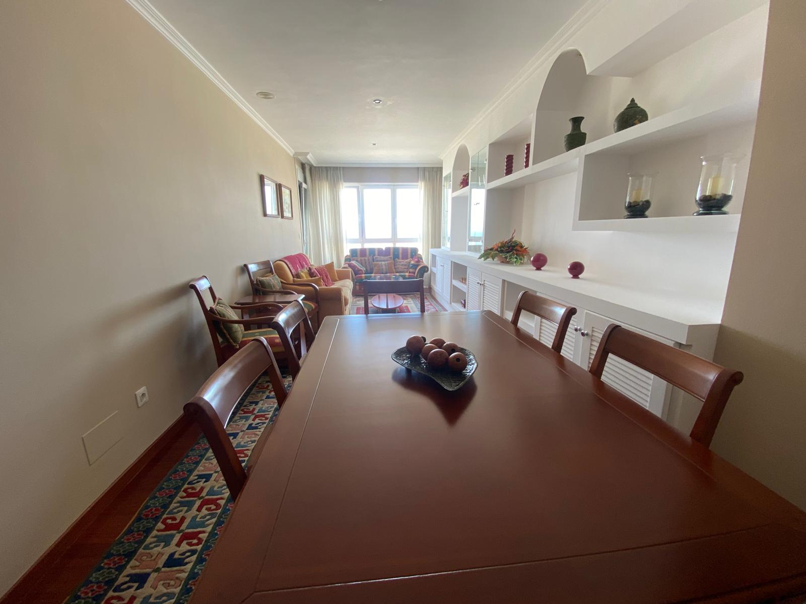 APARTAMENTO TURÍSTICO EN RIBEIRA – PLAYA DE COROSO – VISTAS AL MAR – 3 HABITACIONES – GARAJE